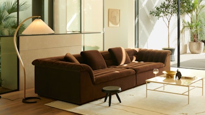 采购产品浮沙发，细剪地毯，树线灯和钢筋咖啡桌