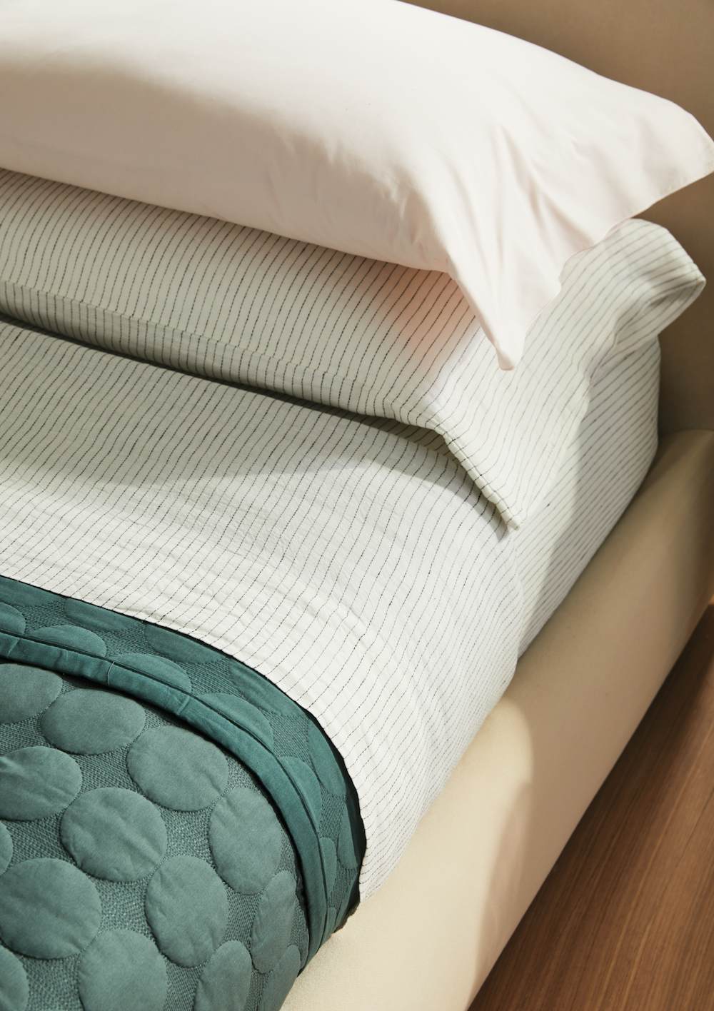 DWR床上用品，亚麻条纹和干草大点床罩在卧室设置