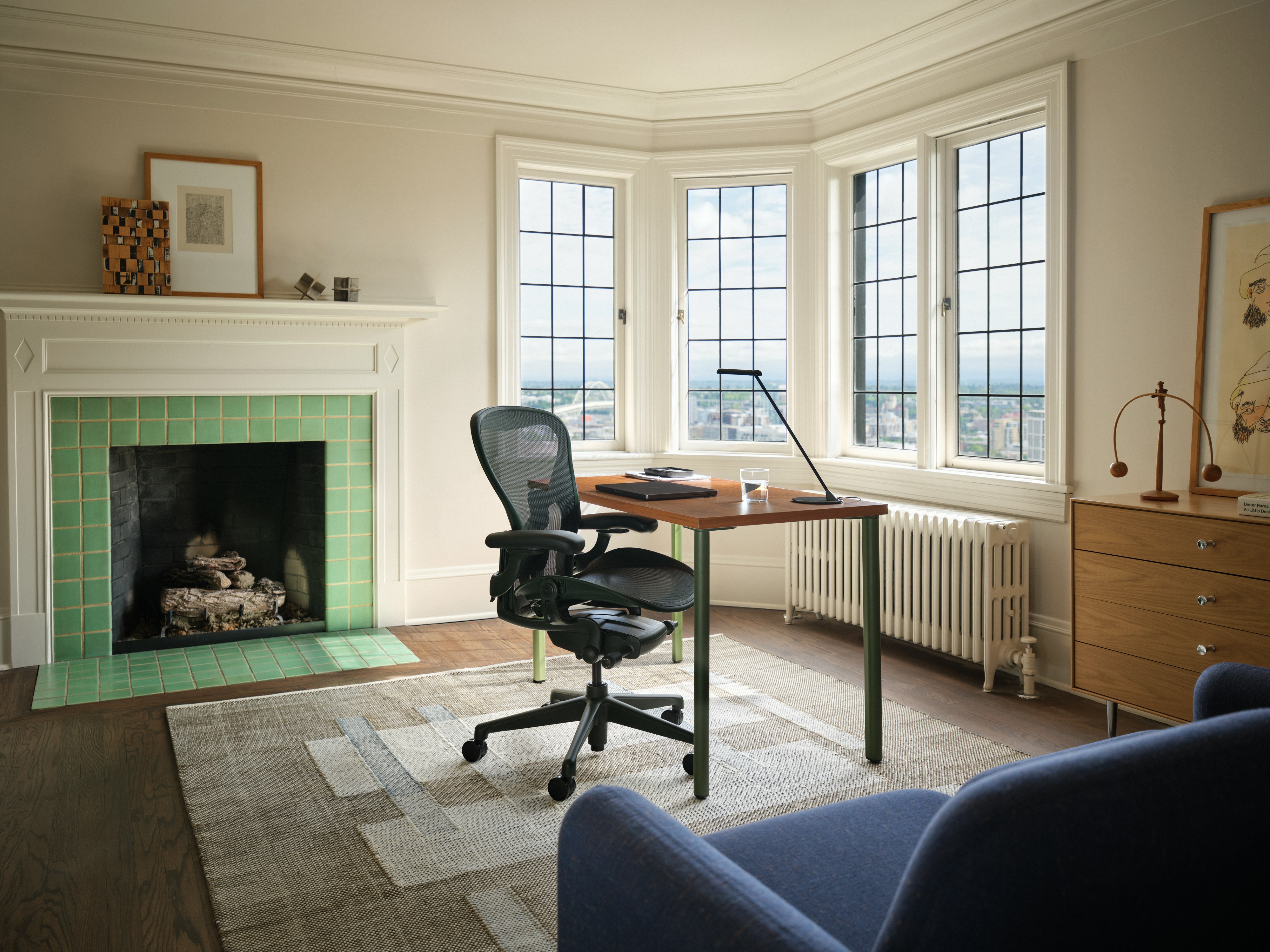 Aeron Chair in Jasper at an OE1 Table