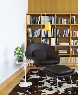 Saarinen Womb chair in black leather with Saarinen Tulip side table