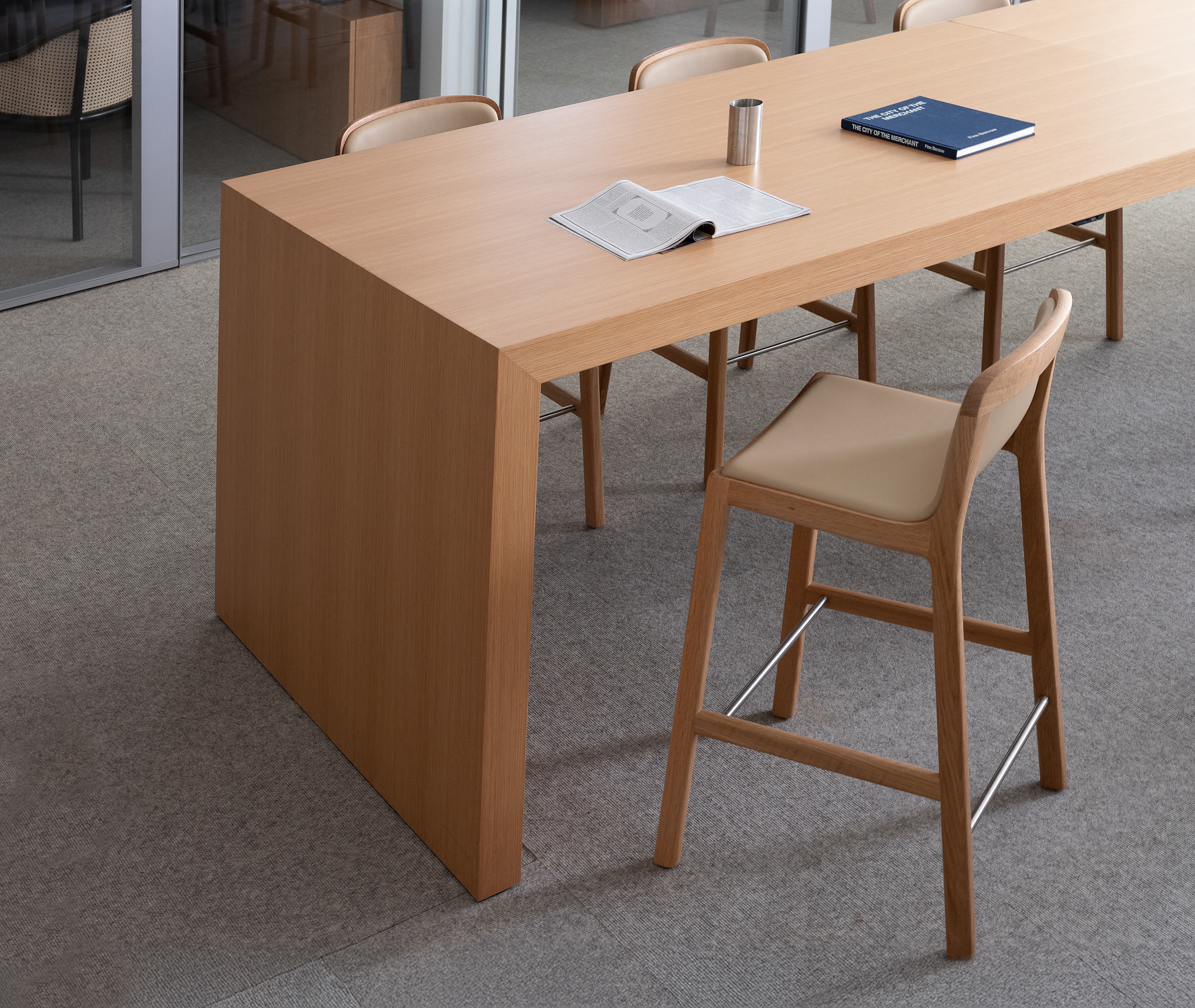 GGR NYShowroom Lijn Stool