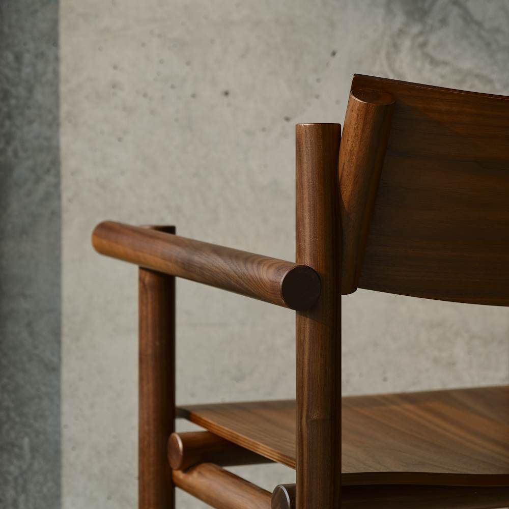 Muecke Armchair in walnut detail