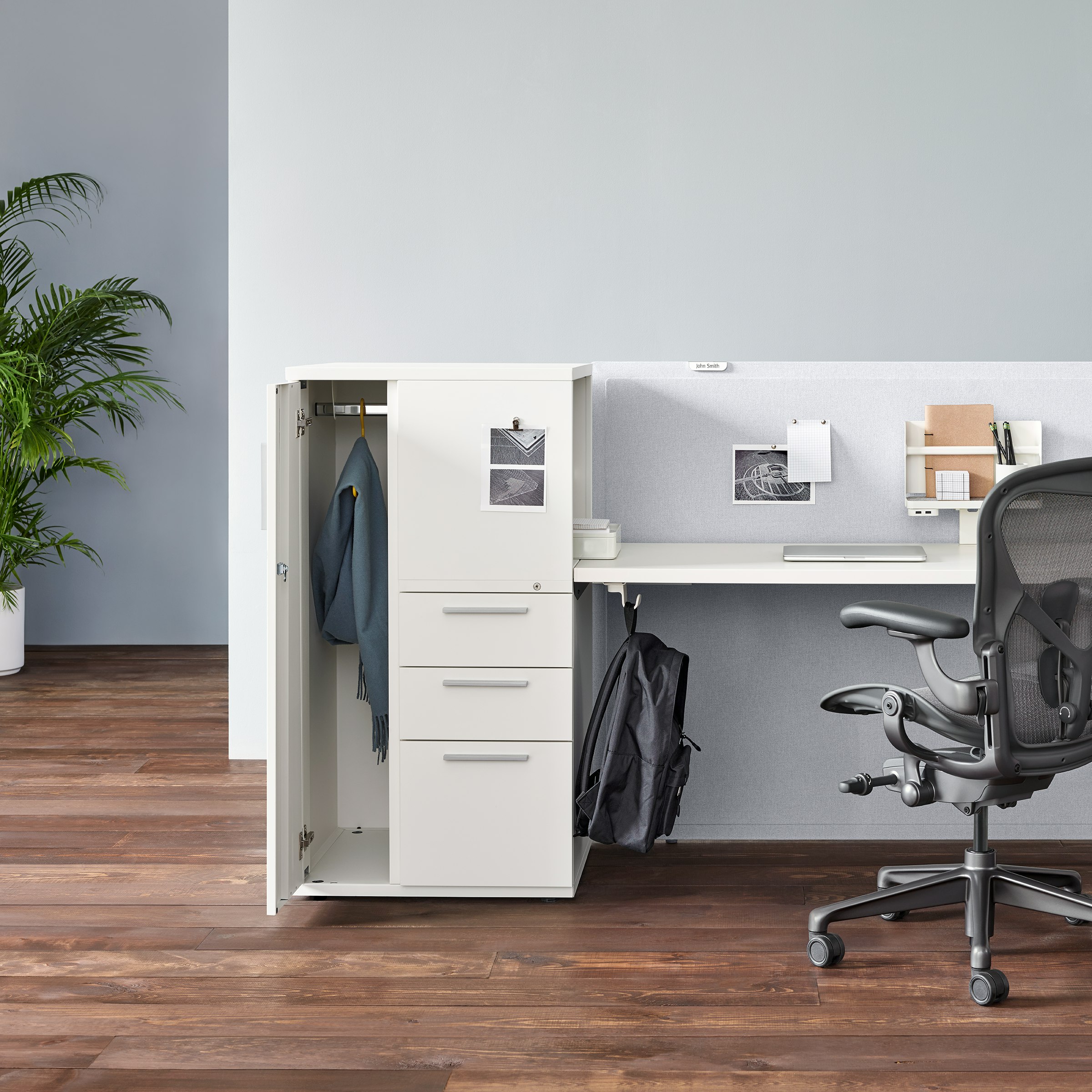 Tu Metal Storage with Aeron Chair