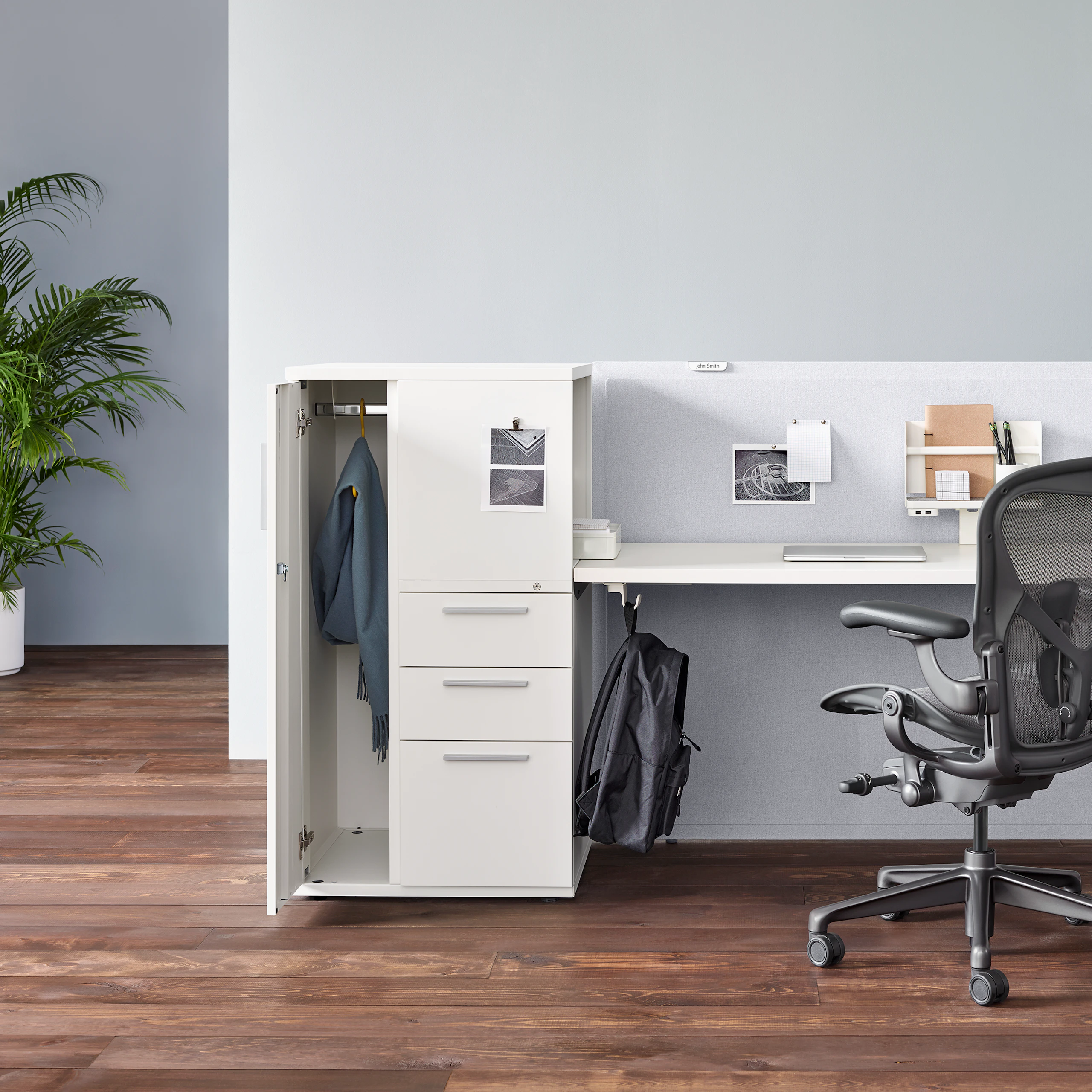 Tu Metal Storage with Aeron Chair