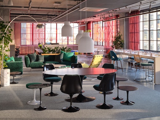 Design Days 2021 saarinen dining table tulip chairs saarinen side table knoll at fulton market