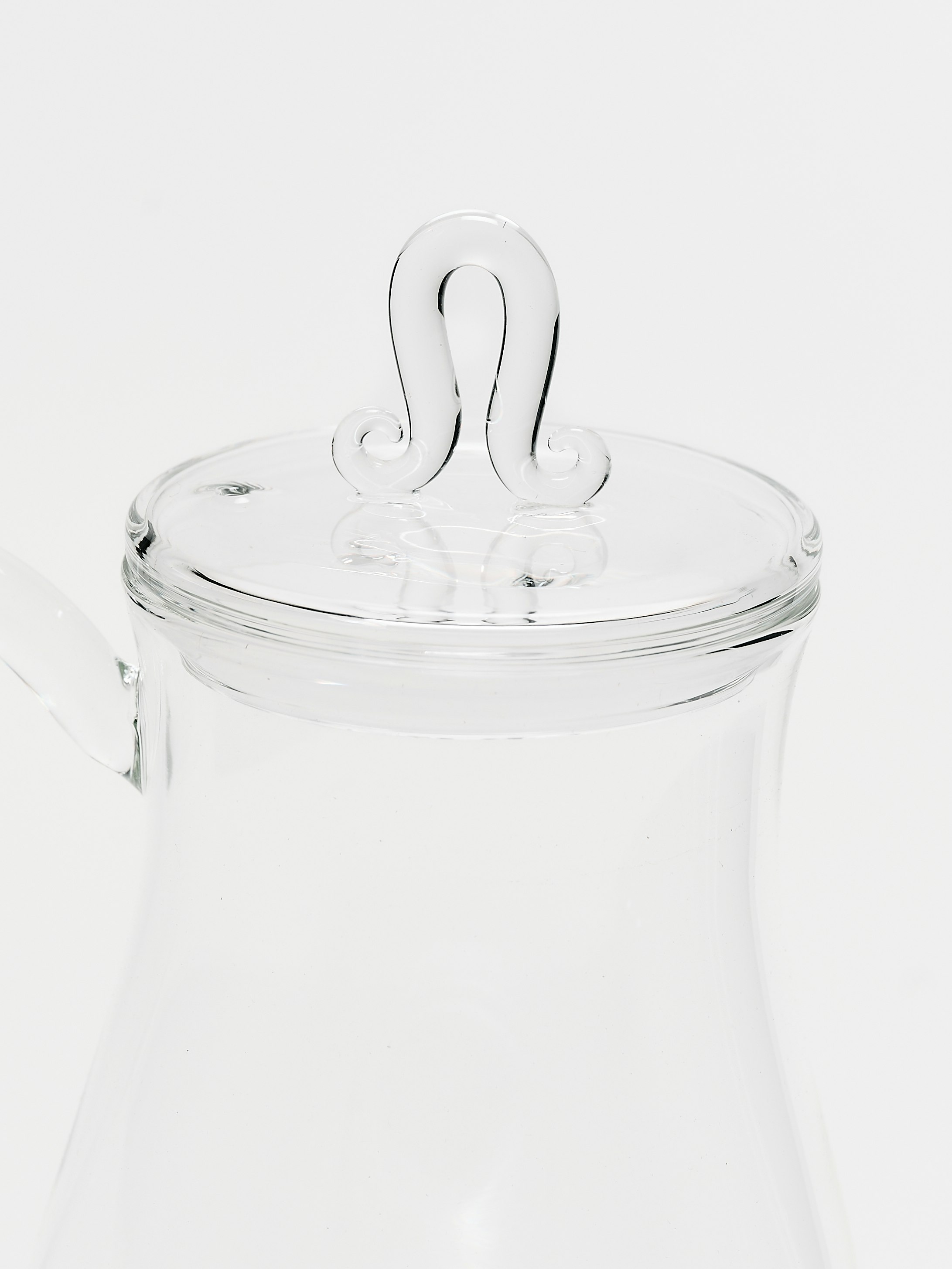 A detailed look at Bell Pot in Clear.