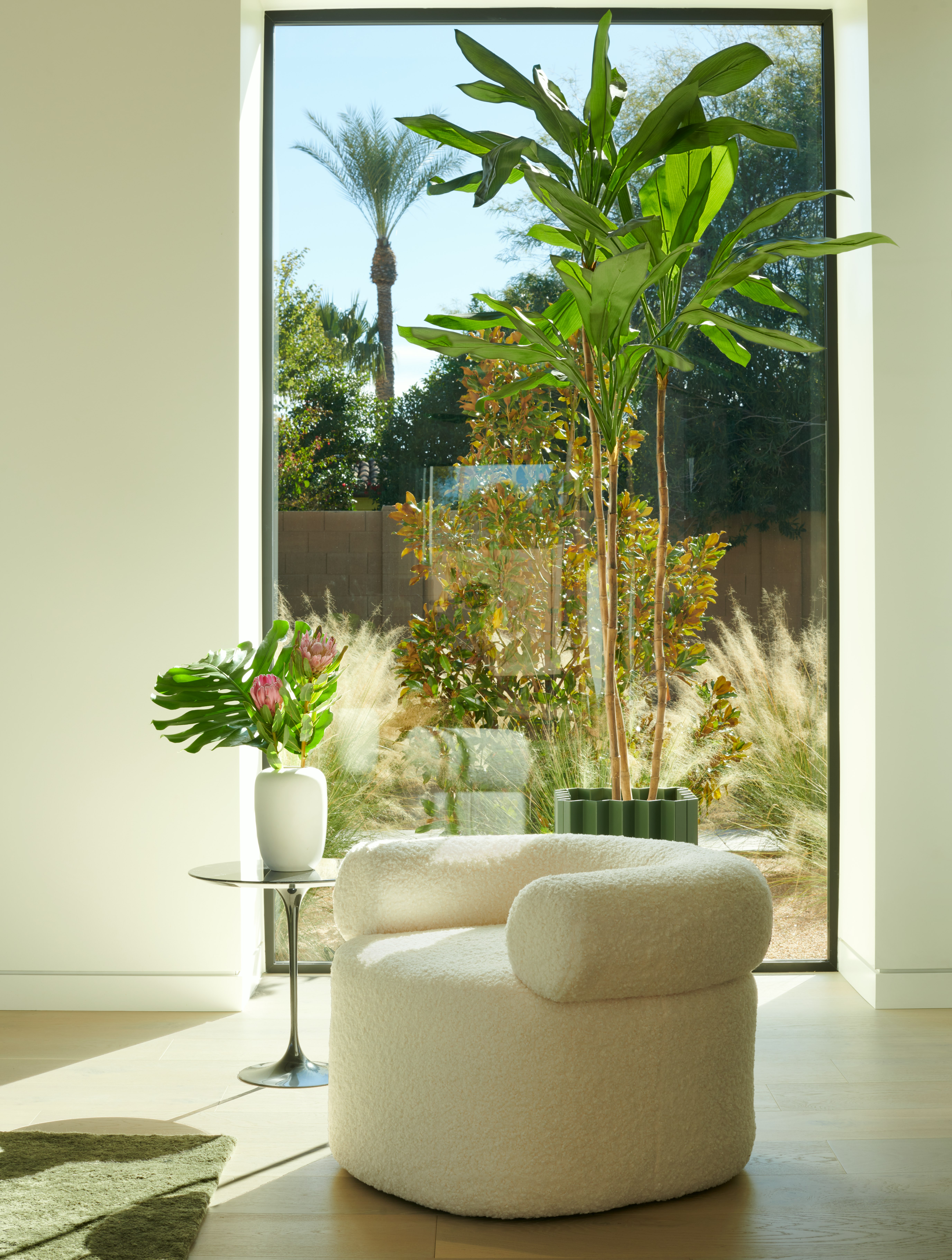 Huggy Chair, Saarinen Side Table