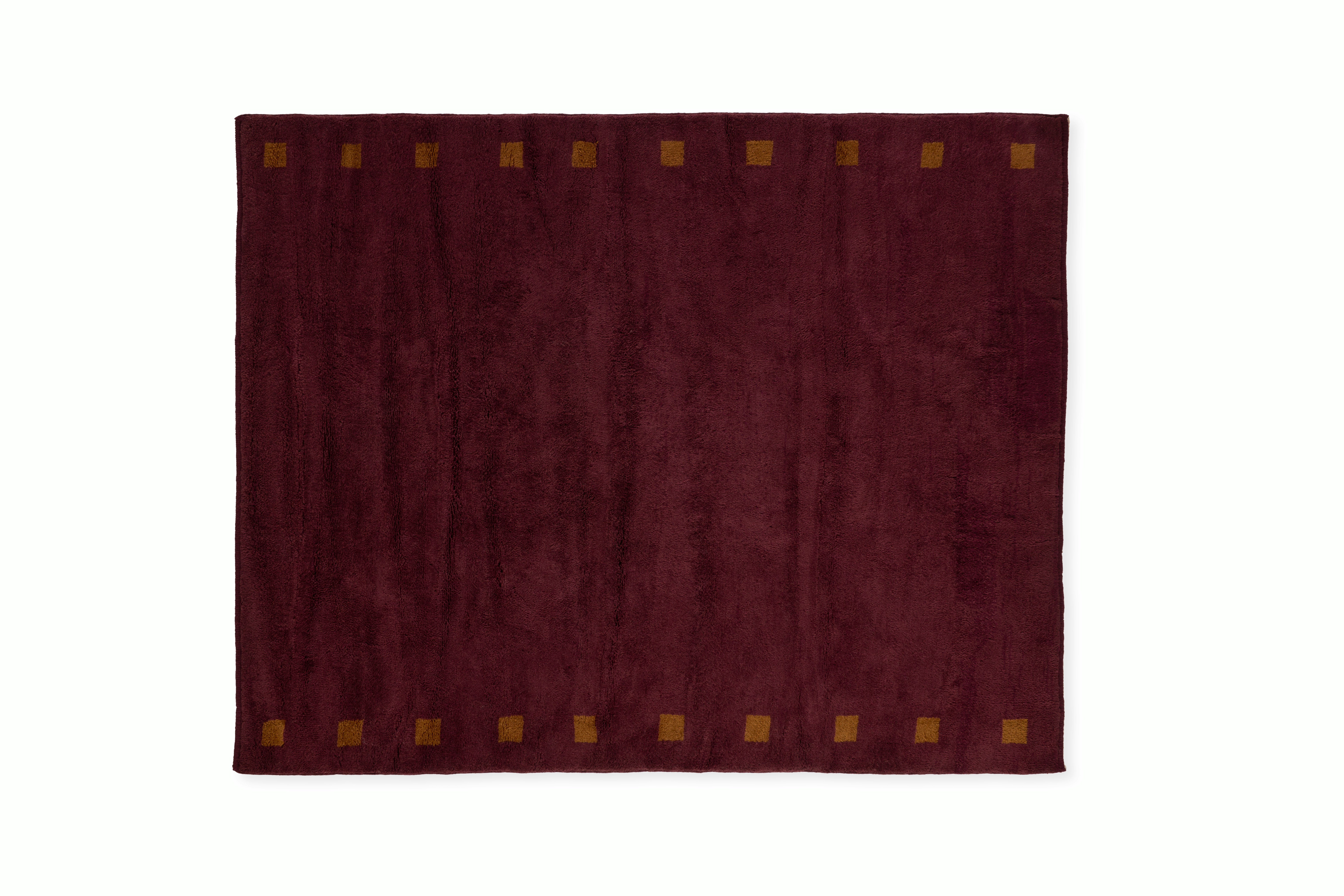 A Fenetre Shag Rug in Burnt Red viewed from the front.