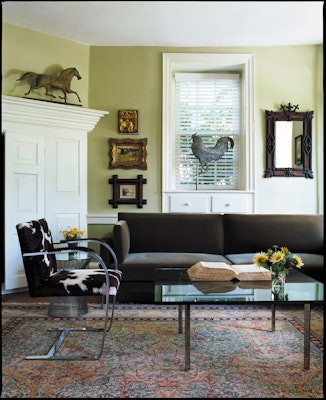 Divina Sofa, Flat Bar Brno, Barcelona Coffee Table