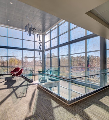 healthcare lounge Saarinen Womb Chair