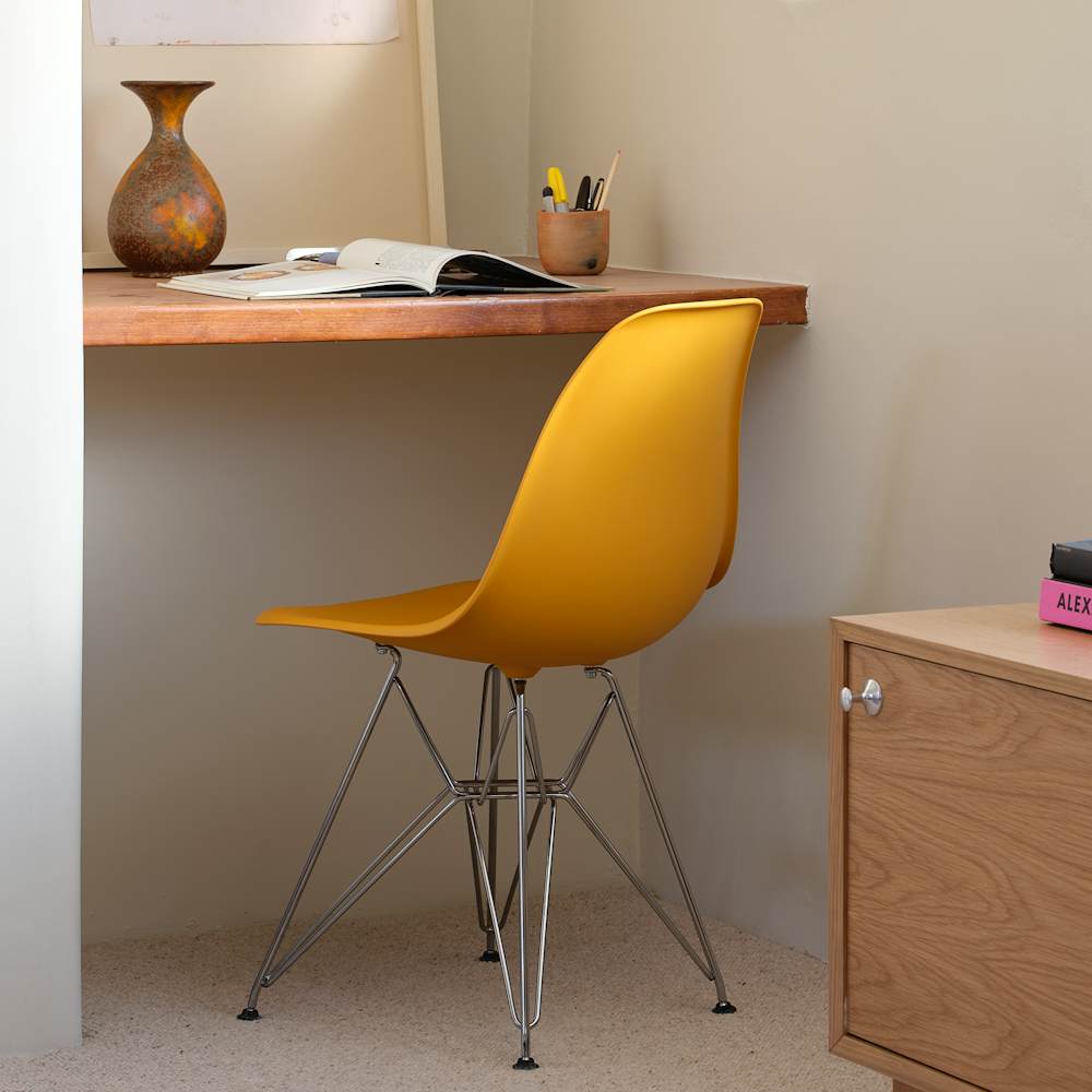 Eames Molded plastic Side Chair