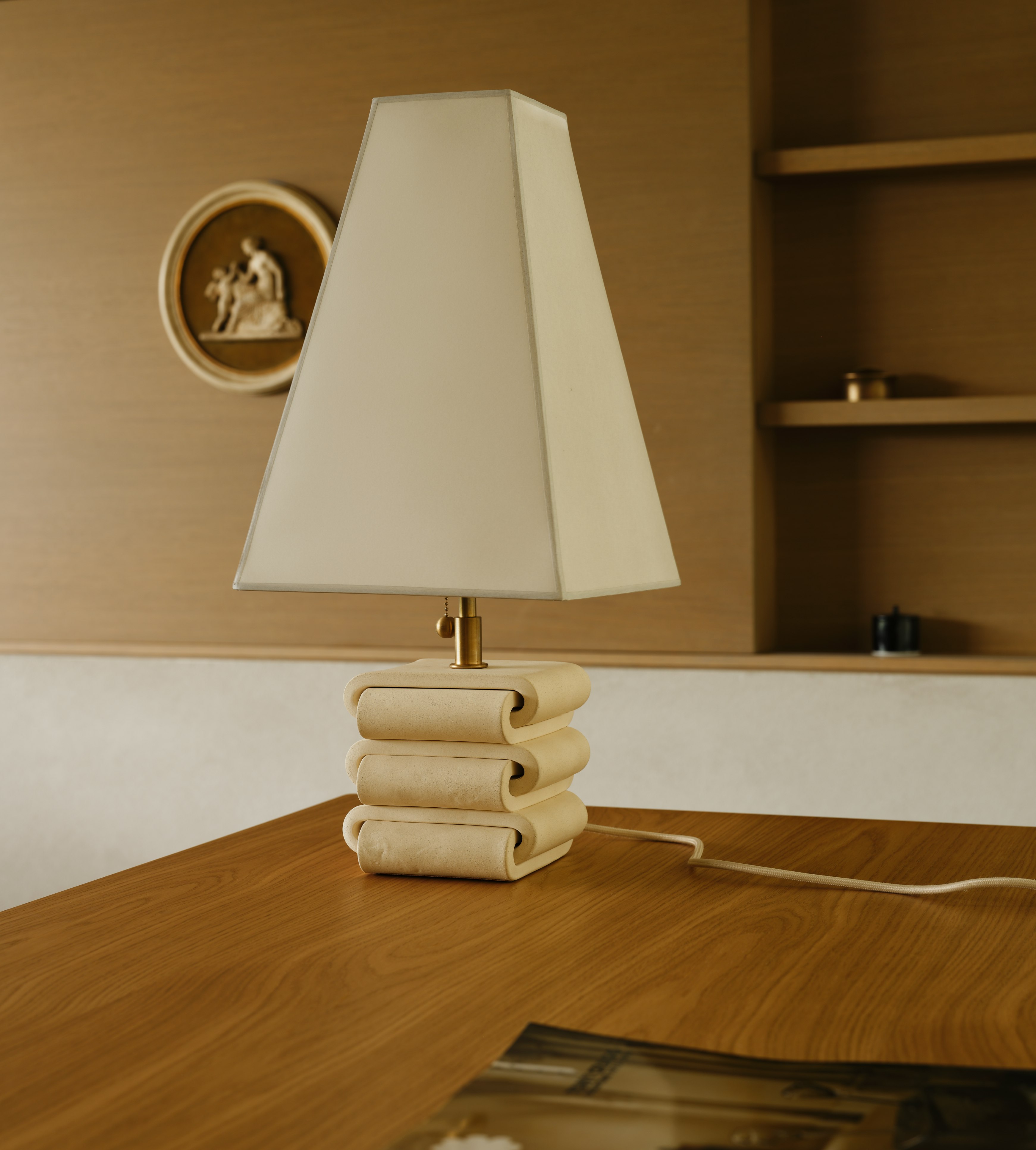 Gio Table Lamp in kraft and bone on a desk
