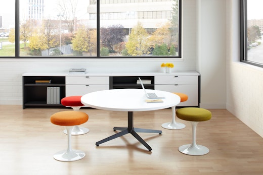 Knoll Dividends Skyline table with Saarinen Tulip stools