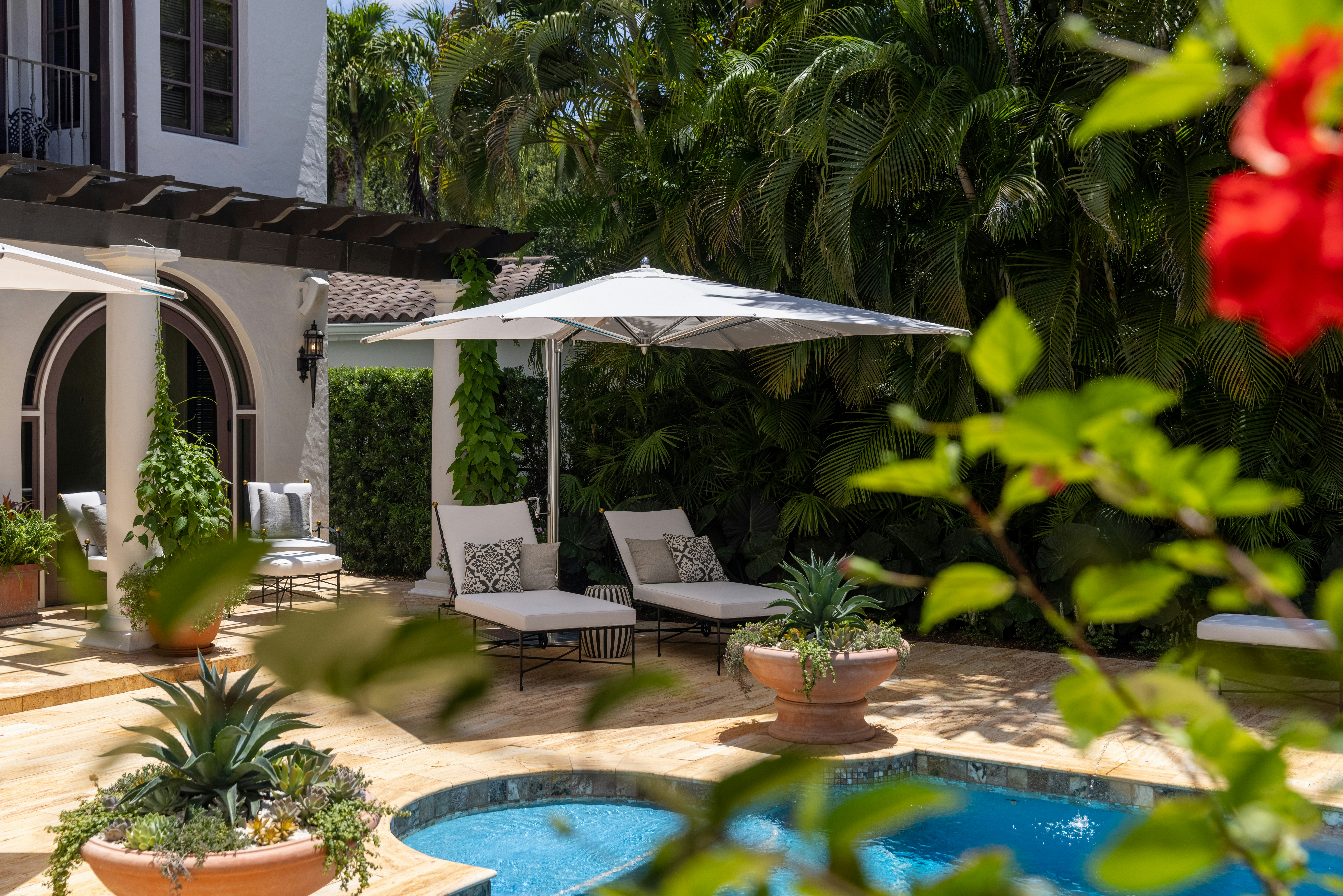 Tuuci Ocean Master Max Classic Square Cantilever Umbrella