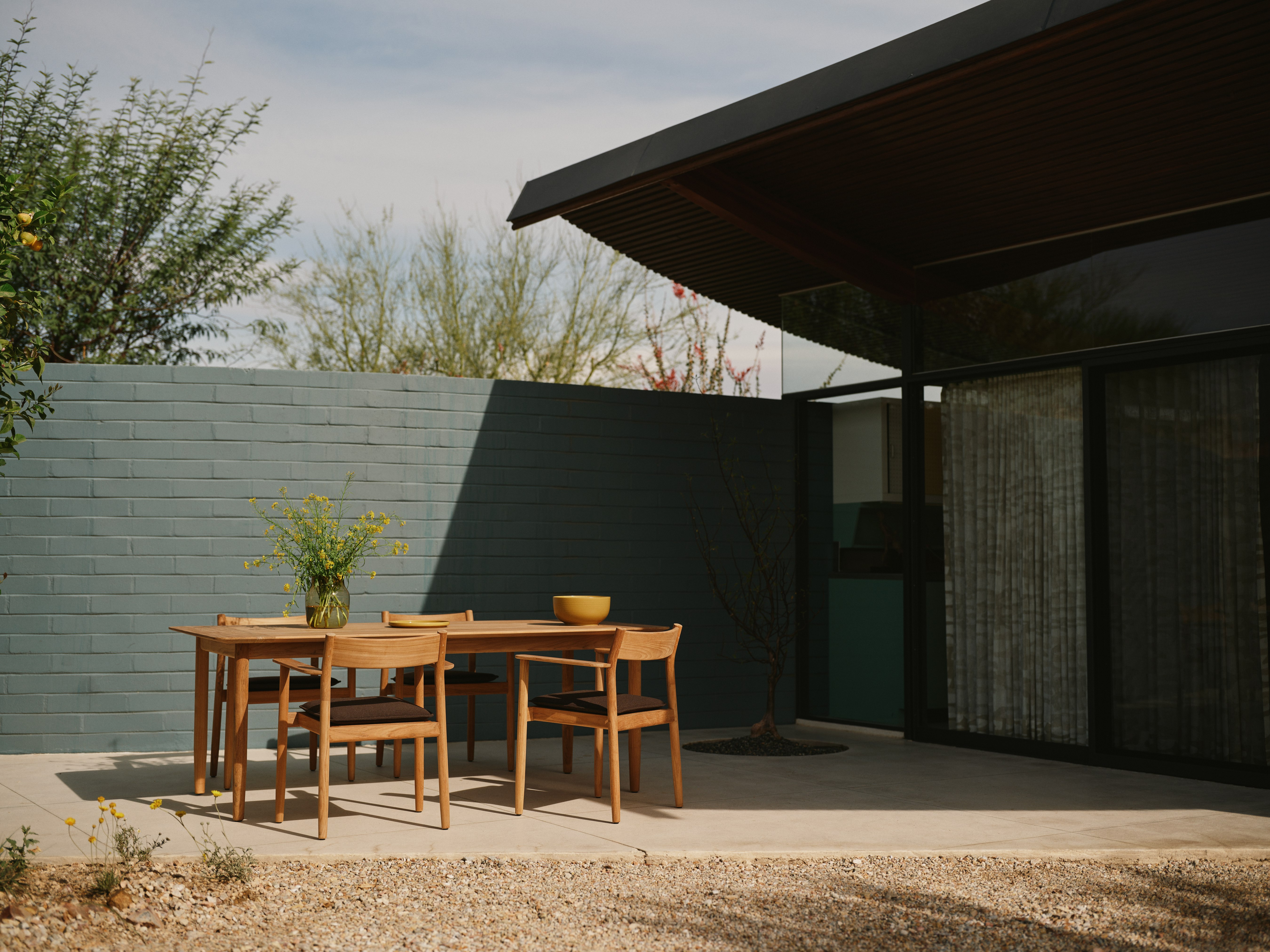 Terassi Dining Table