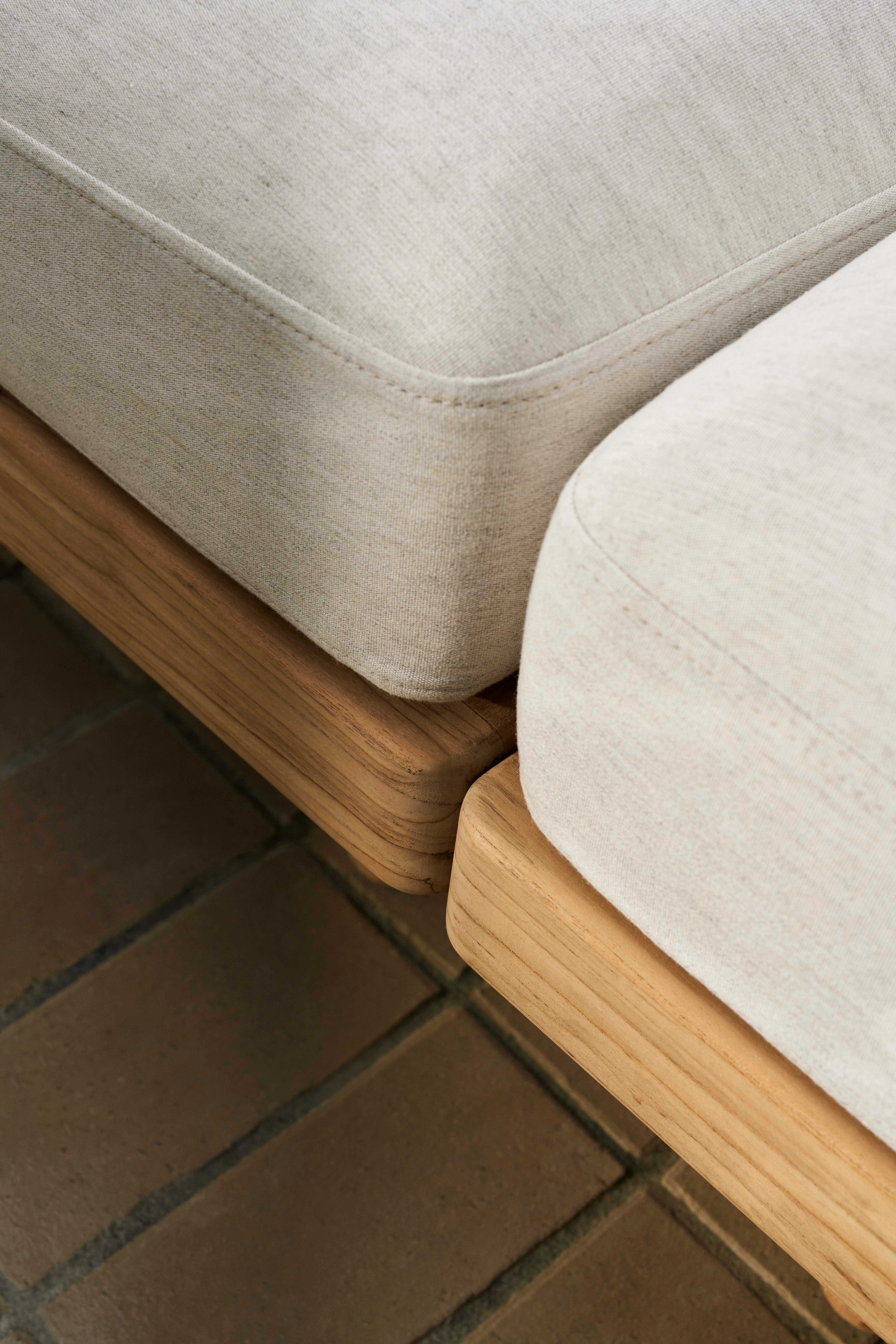 E500 Embrace Outdoor Armless Module