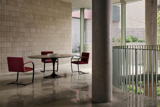 Brno Chairs Saarinen Round Dining Table