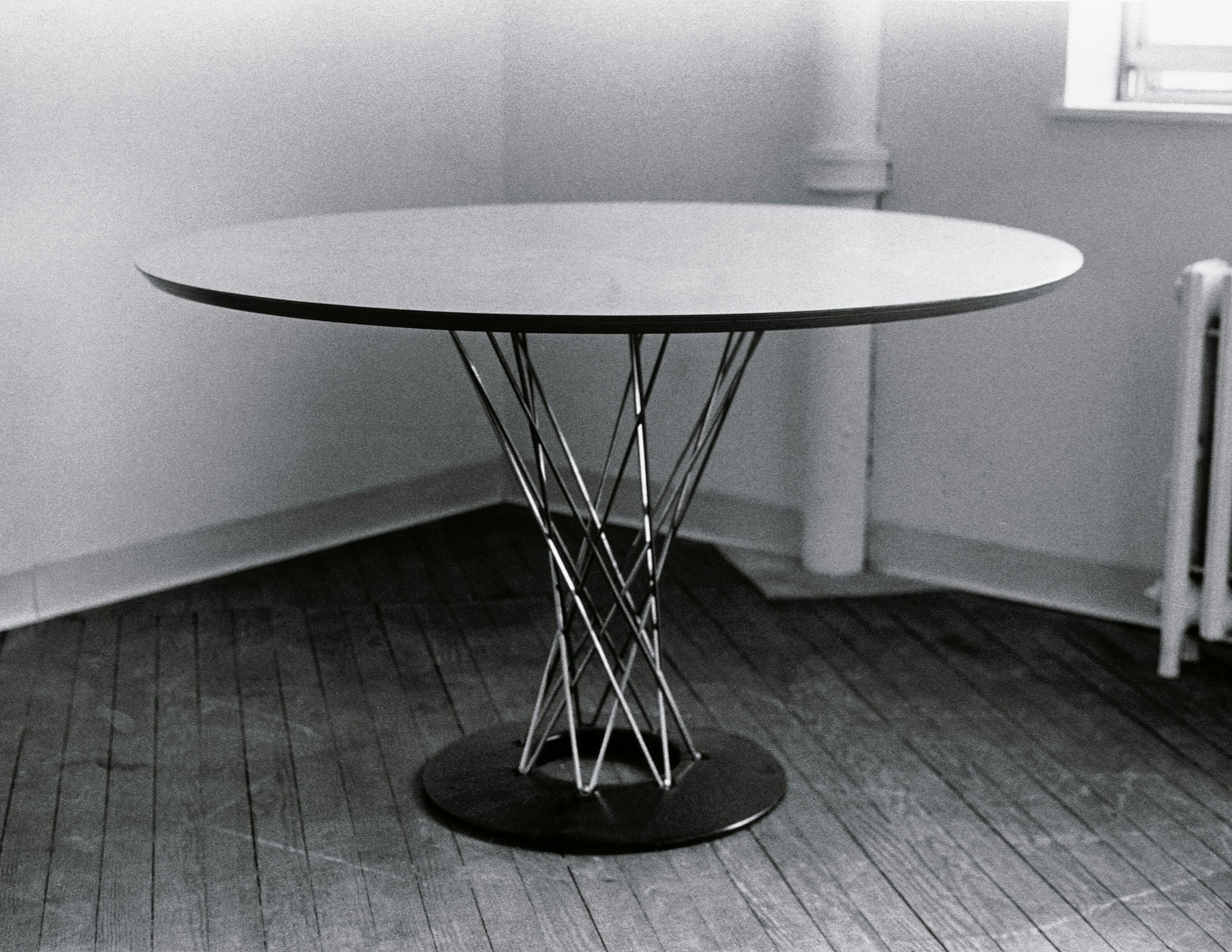 Cyclone™ Dining Table | Knoll