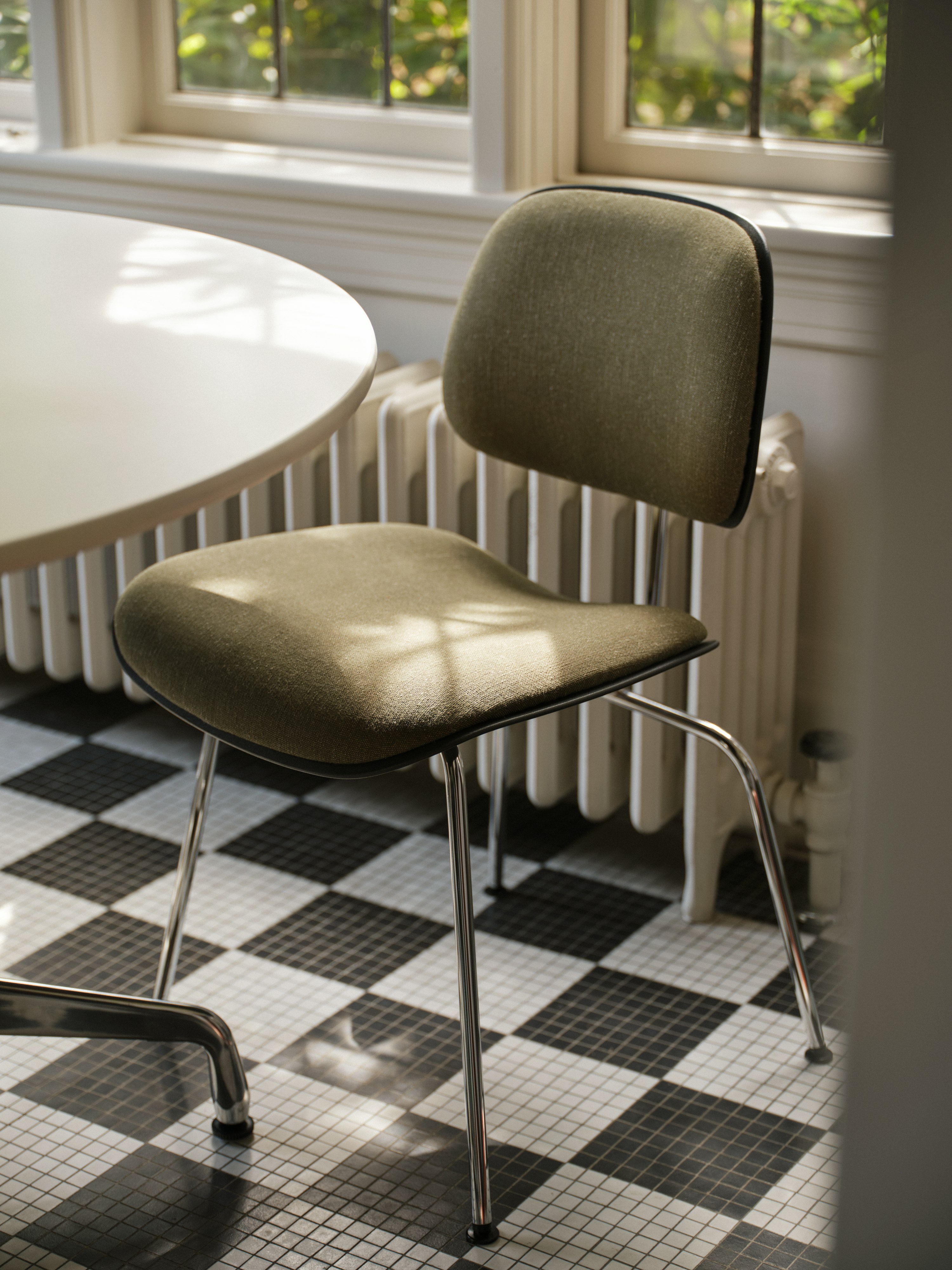 Eames Molded Plastic Dining Chair (EC-127)