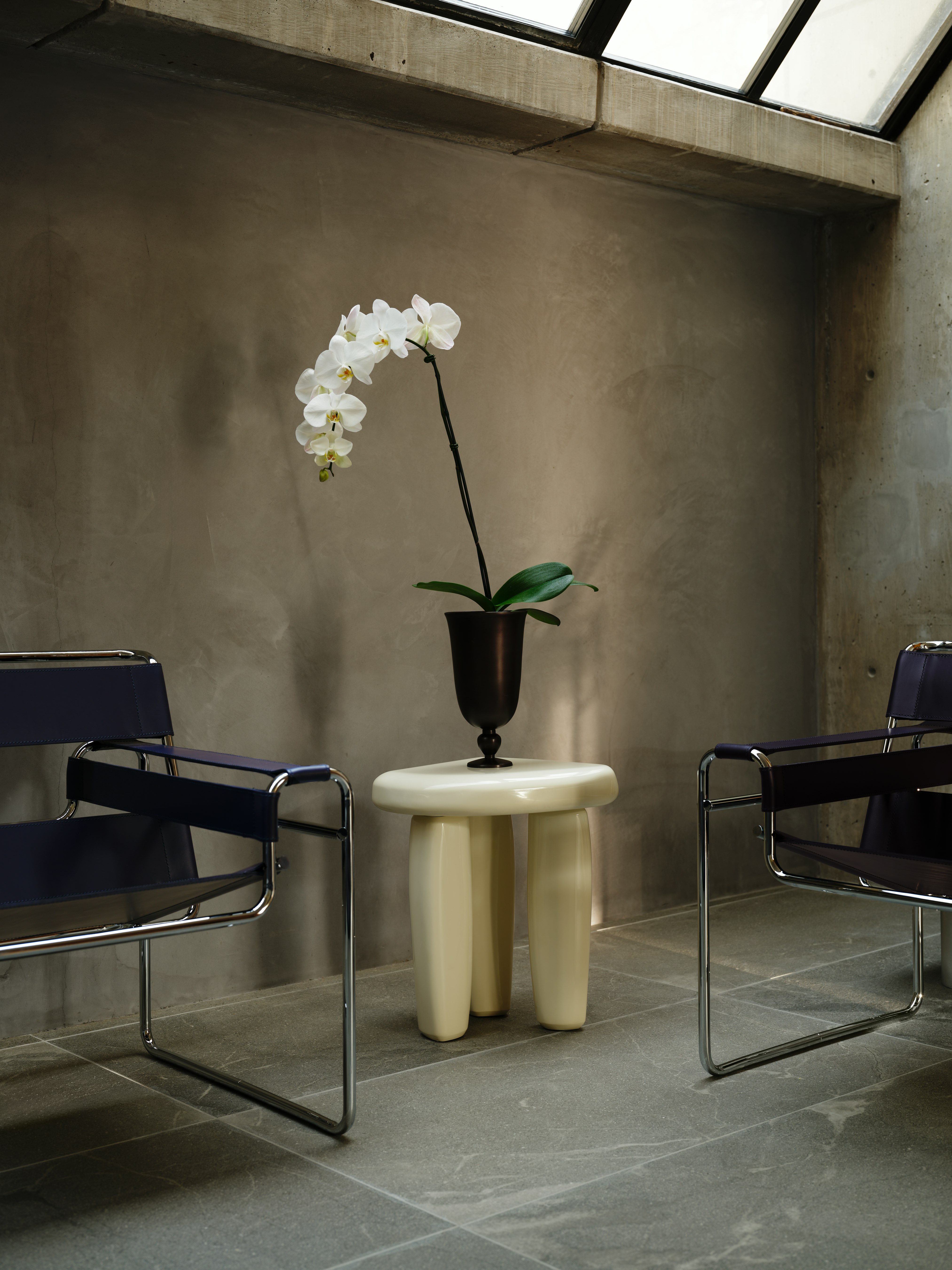 Isola Side Table in antique white high gloss