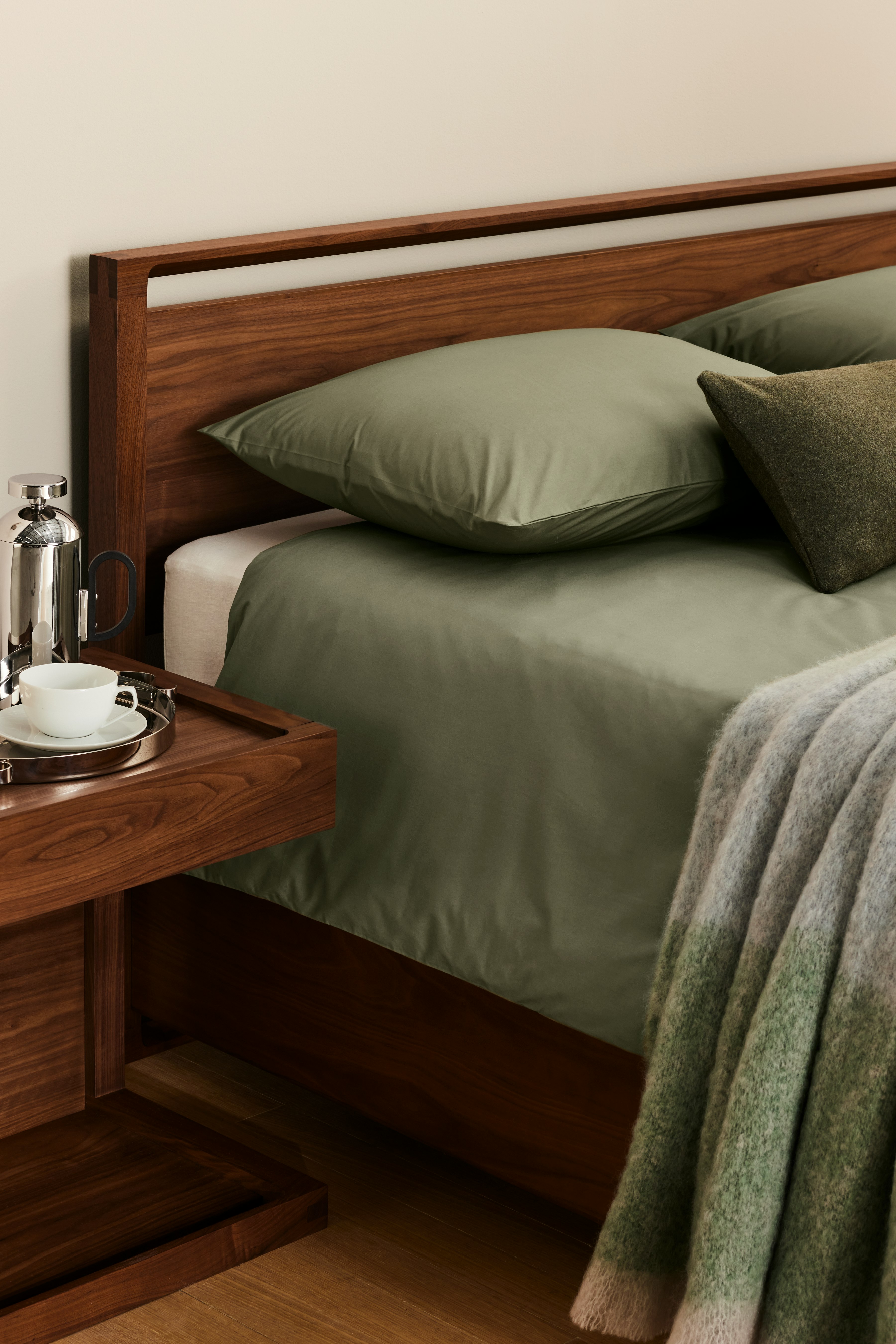DWR percale sheets in moss on Matera Bed