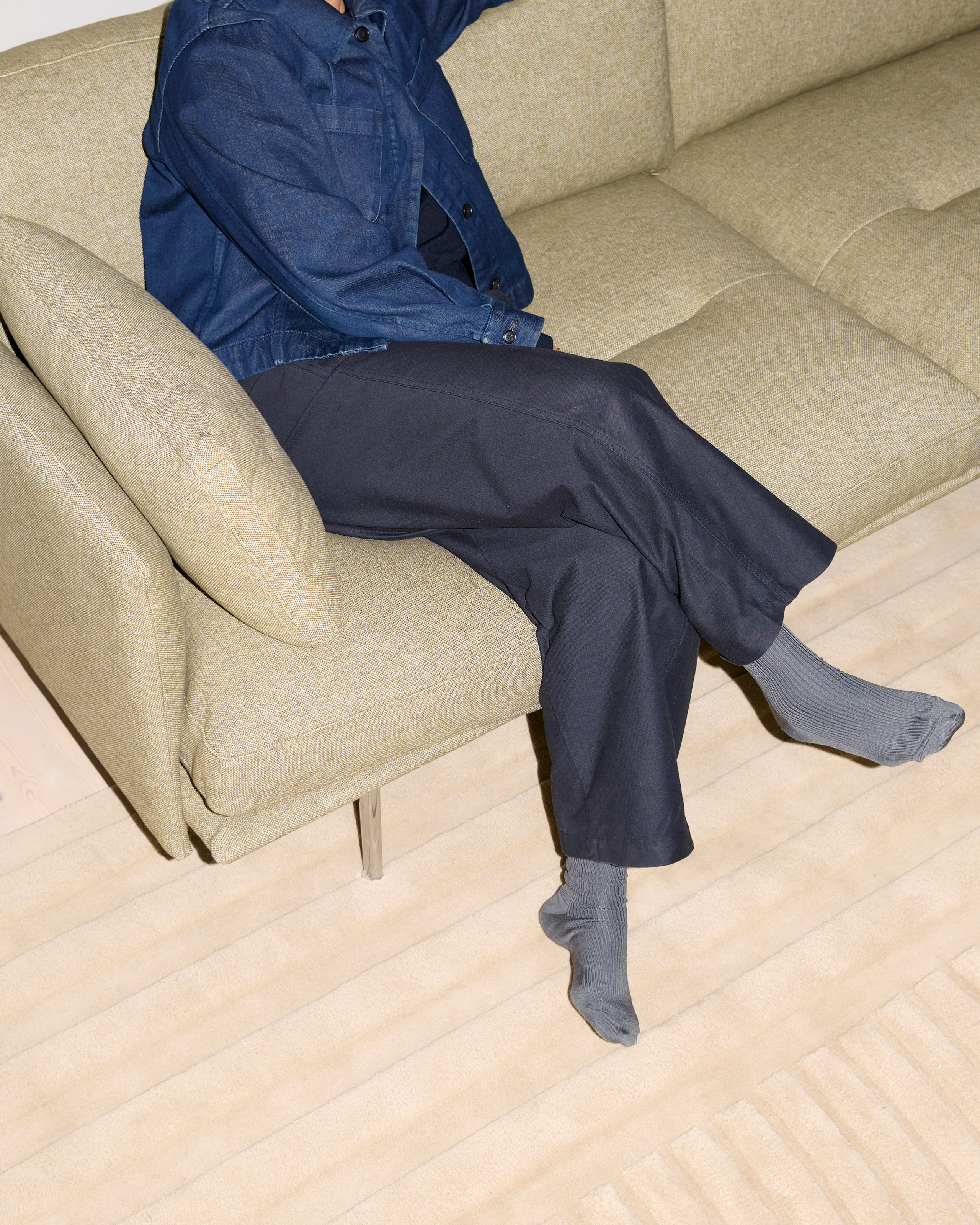 Outline Soft 3-seater in Clay 15 Aluminum Base - Relevo Rug in Off-White