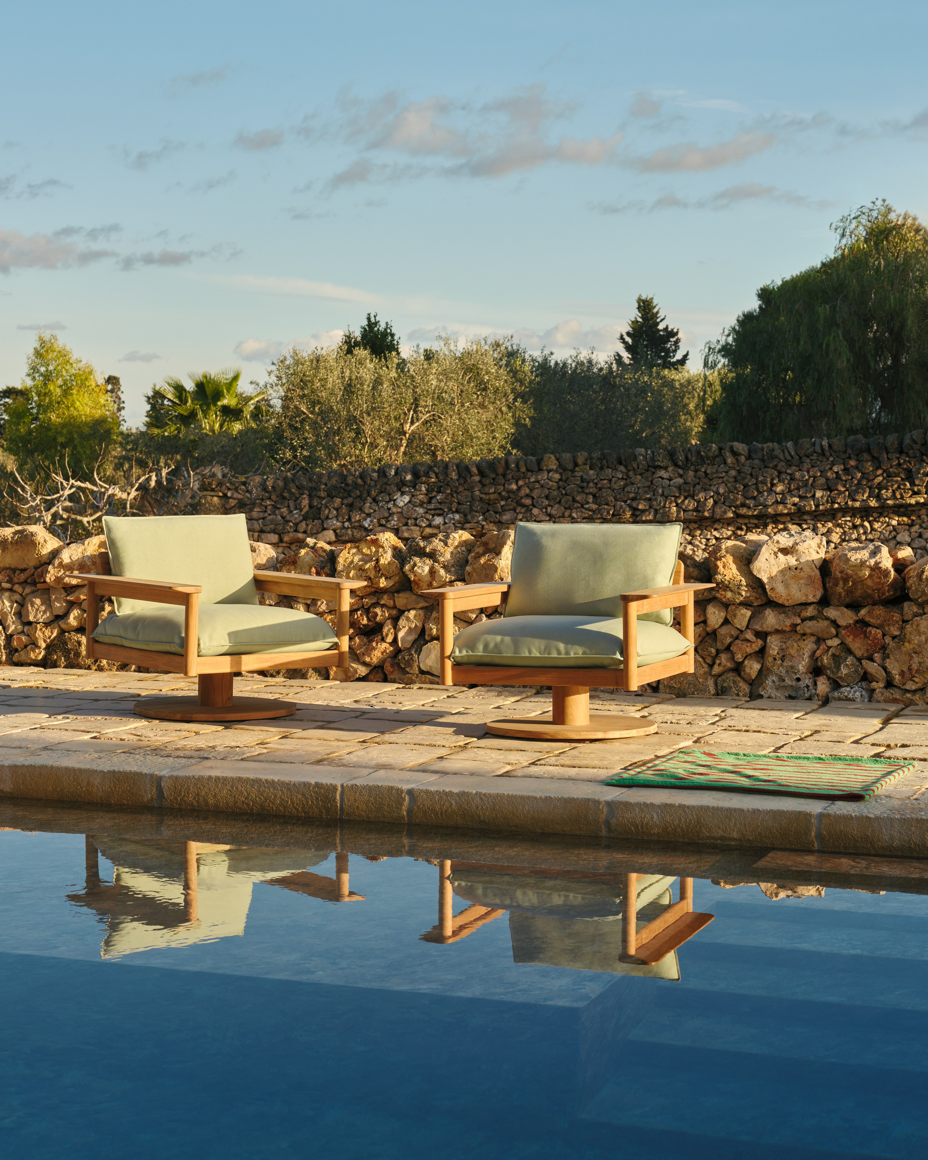 Terassi Swivel Lounge Chair