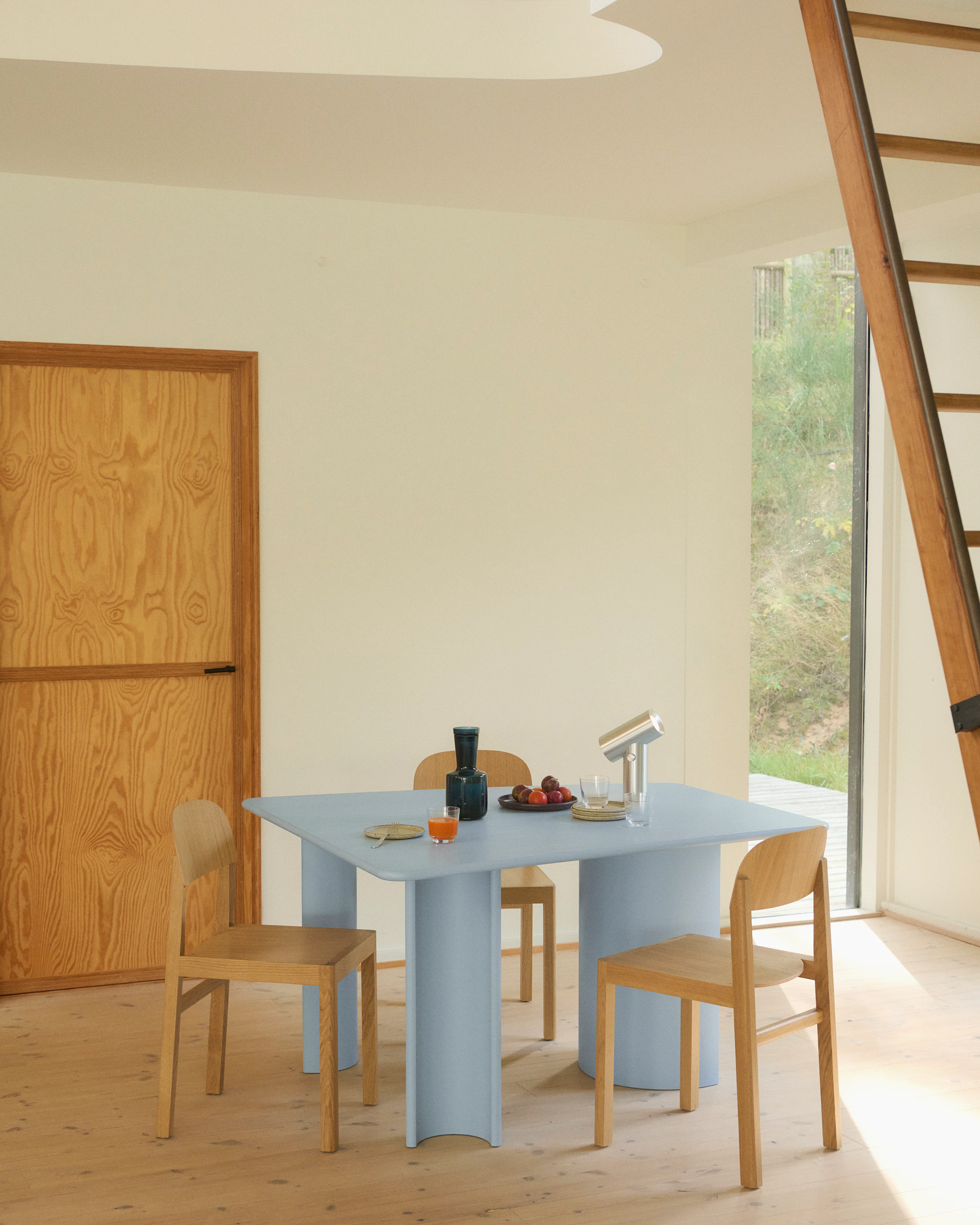 Re-norm Table 130 cm in Light Blue - Workshop Chair in Oak - Beam Portable Lamp in Polished Aluminum - Raise Carafe in Dark Blue