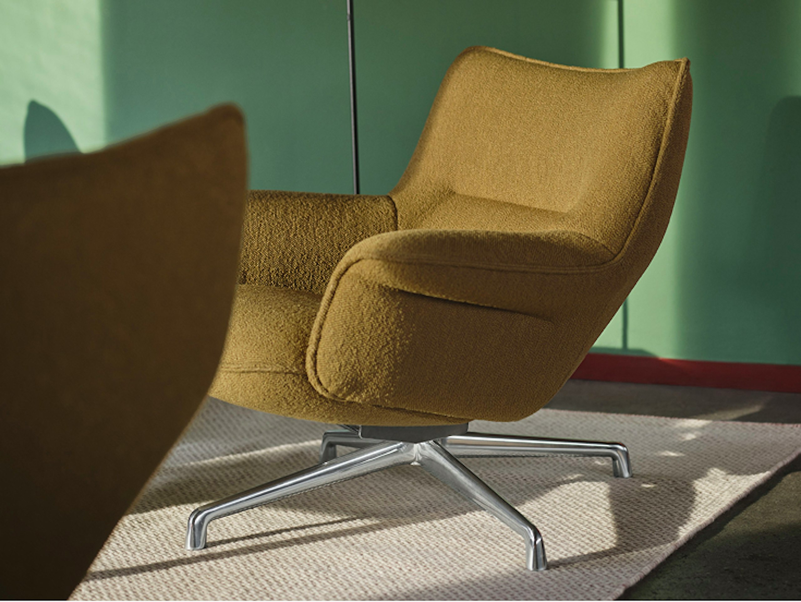 A Muuto Doze Lounge Chair Low Back Swivel Base in Heath 8/Polished Aluminum on a Ply Rug in Light Rose