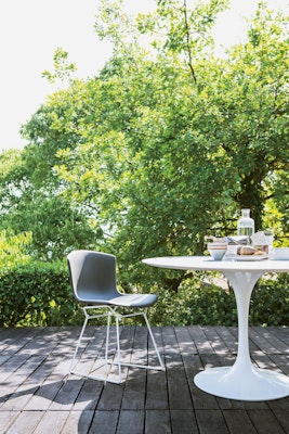 Saarinen Outdoor Dining Table Bertoia Molded Shell Side Chair