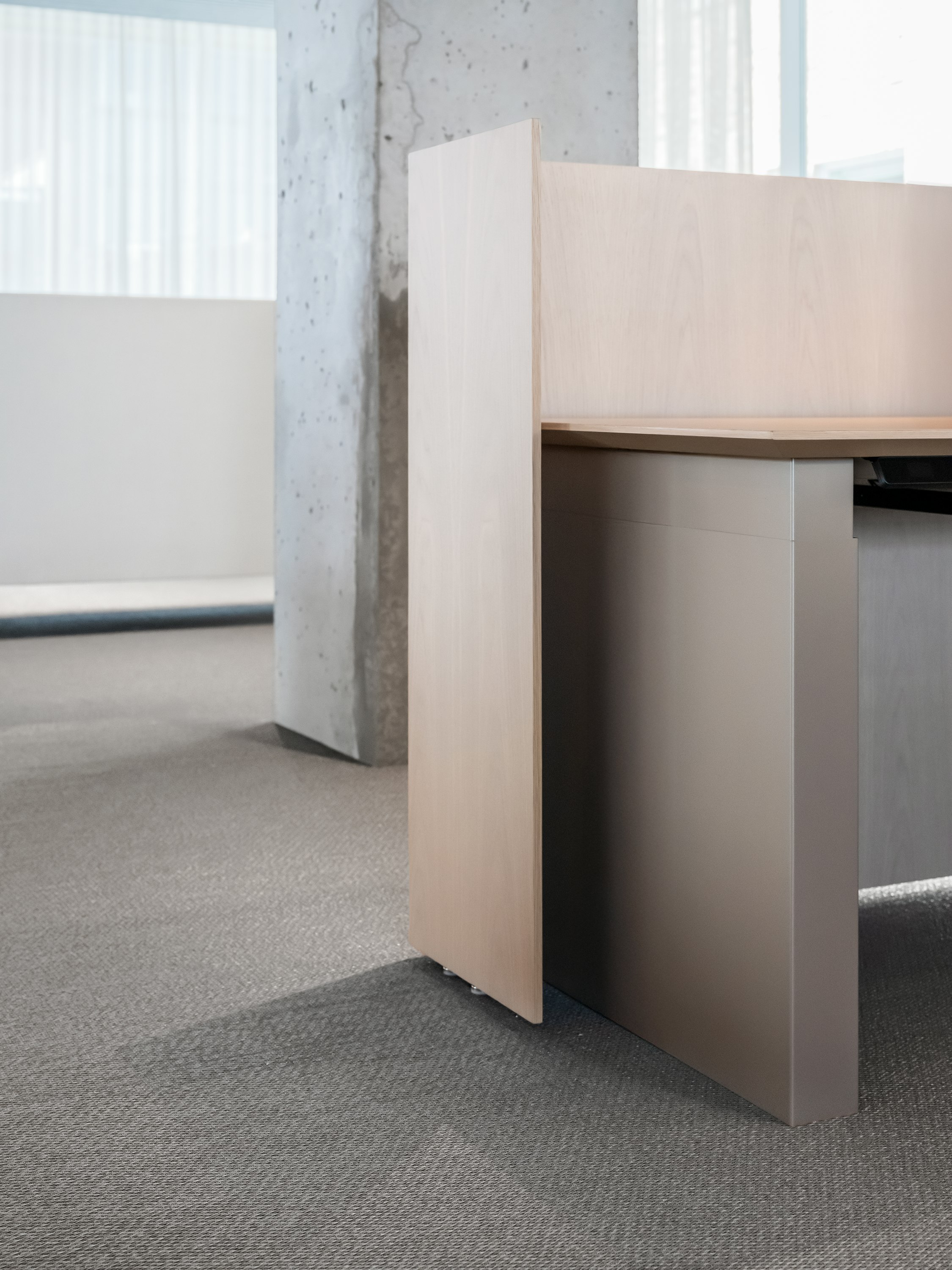 Dividends Skyline Height-Adjustable Table with shrouded leg