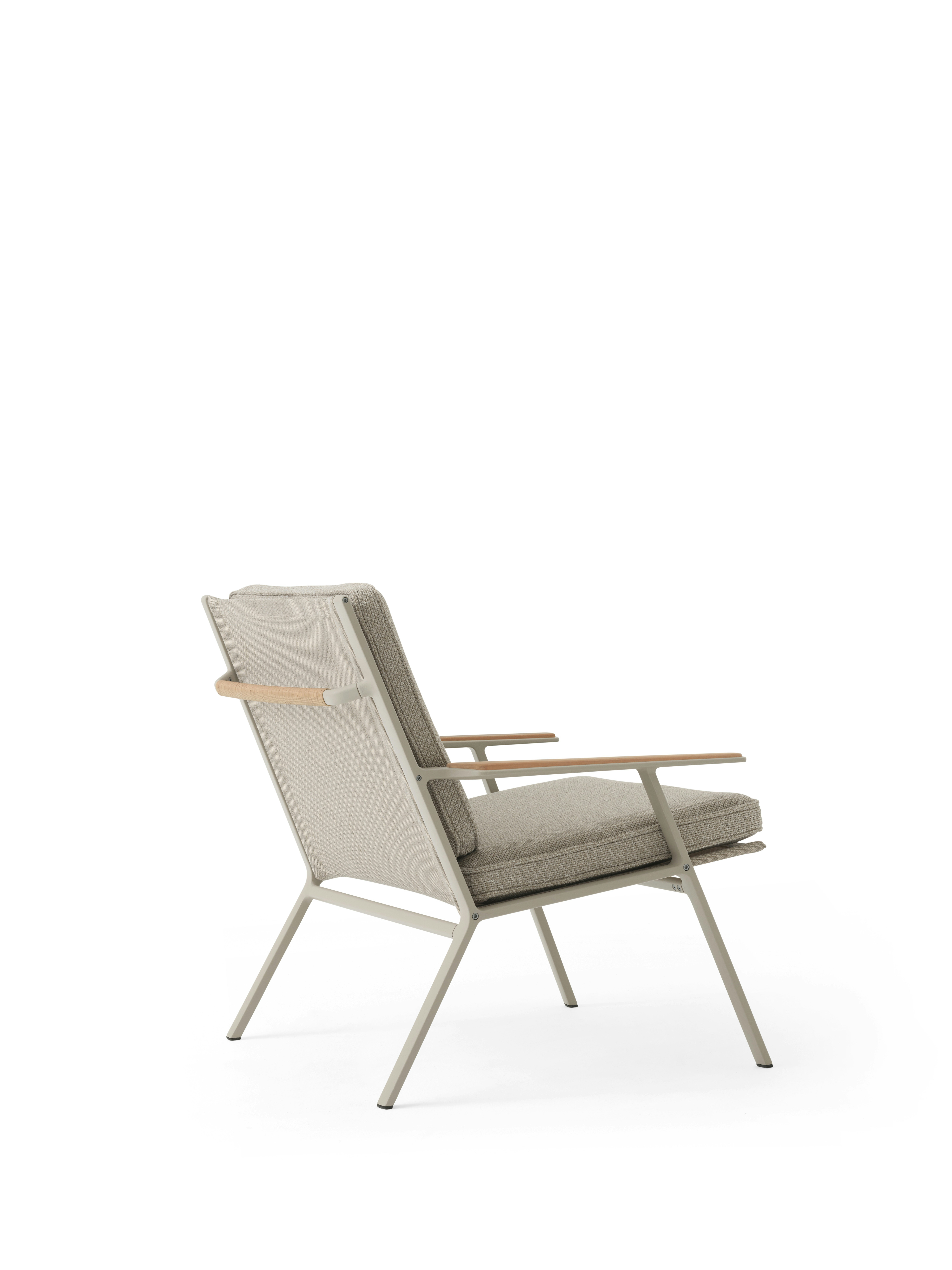 A Vipp713 Open-Air Lounge Chair Viewed from the side.
