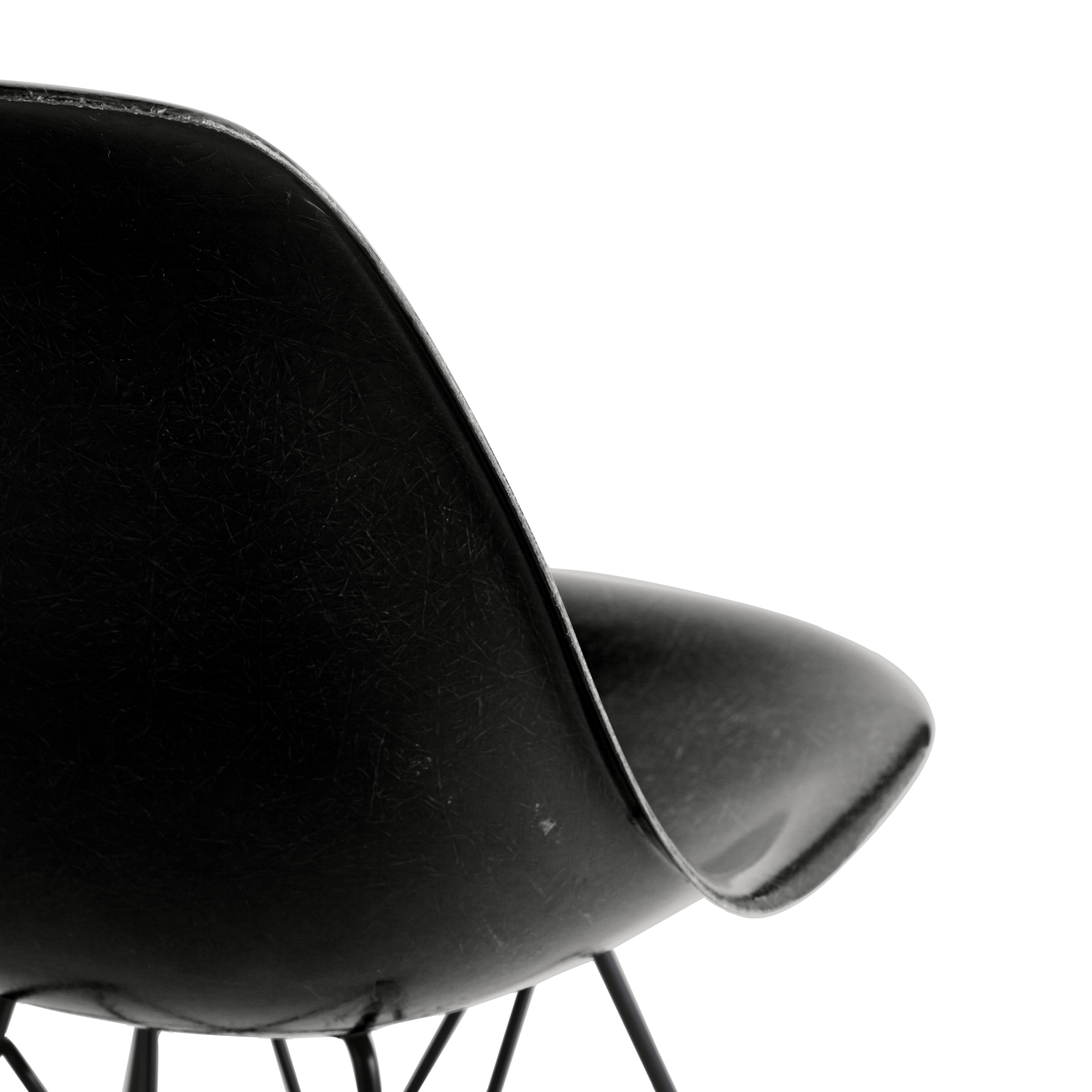 Eames Molded Fiberglass Wire-Base Side Chair (DFSR)