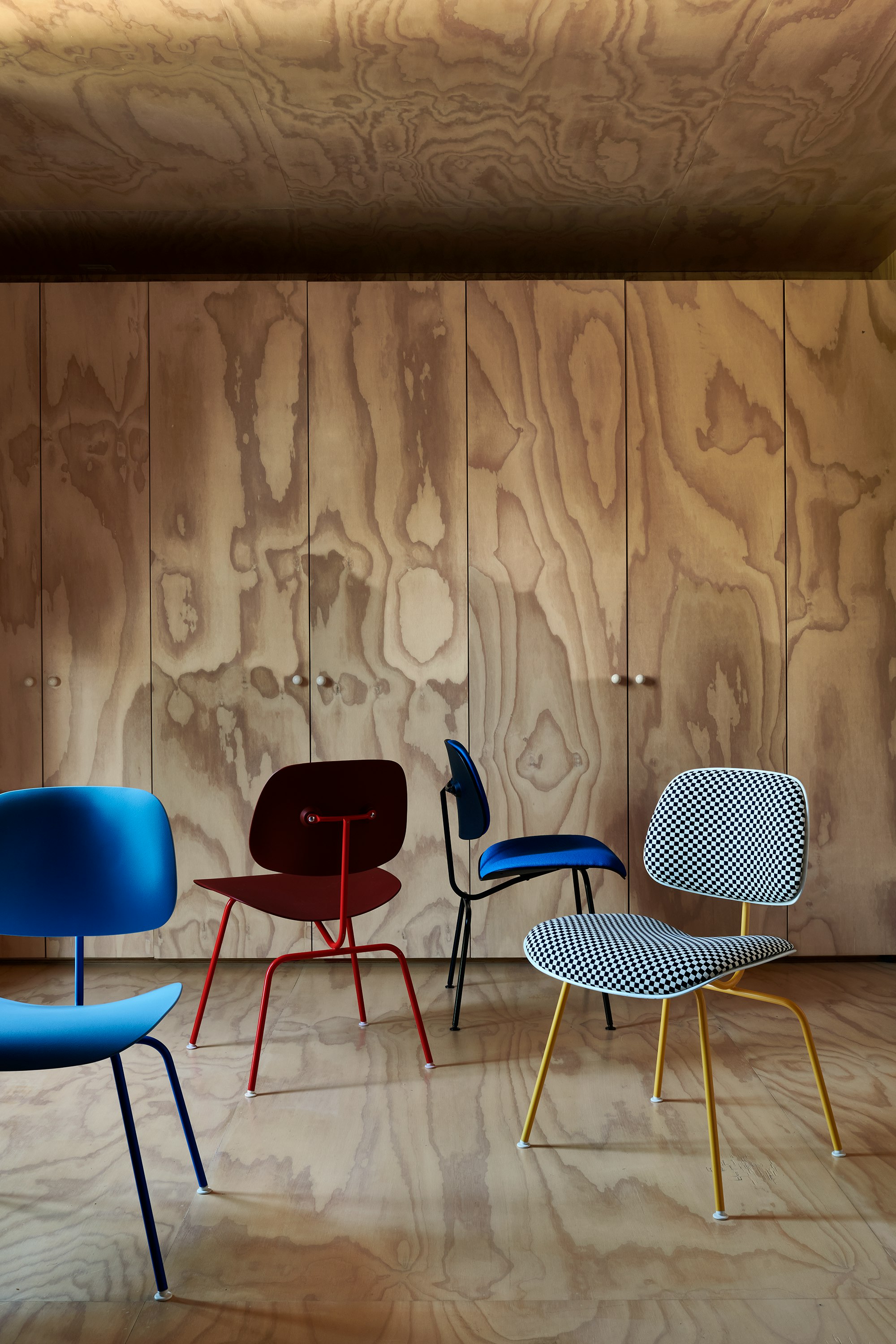 Eames Molded Plastic Dining Chair (EC-127)