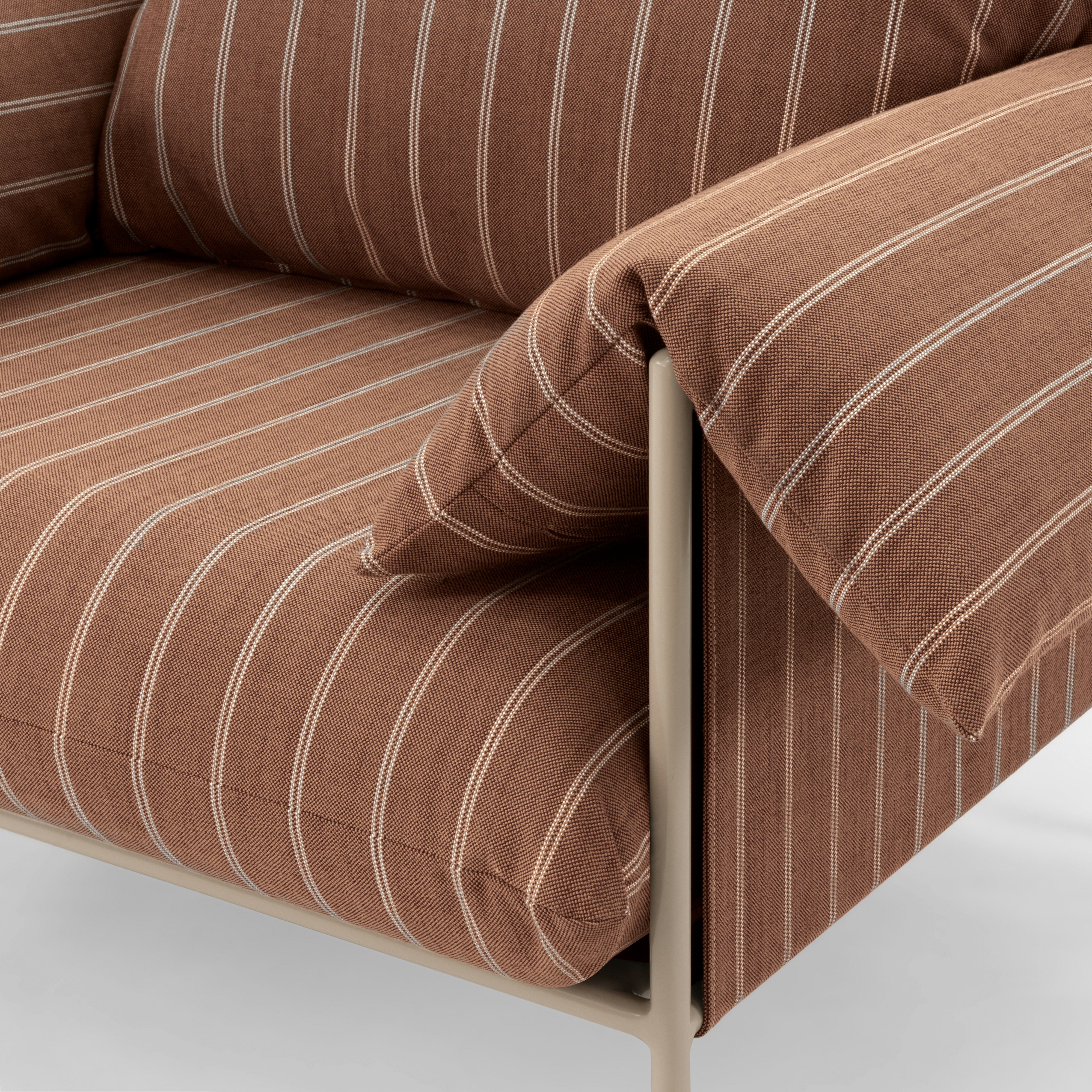 A detailed look at Alva Outdoor Lounge Chair in Palermo Terrarossa