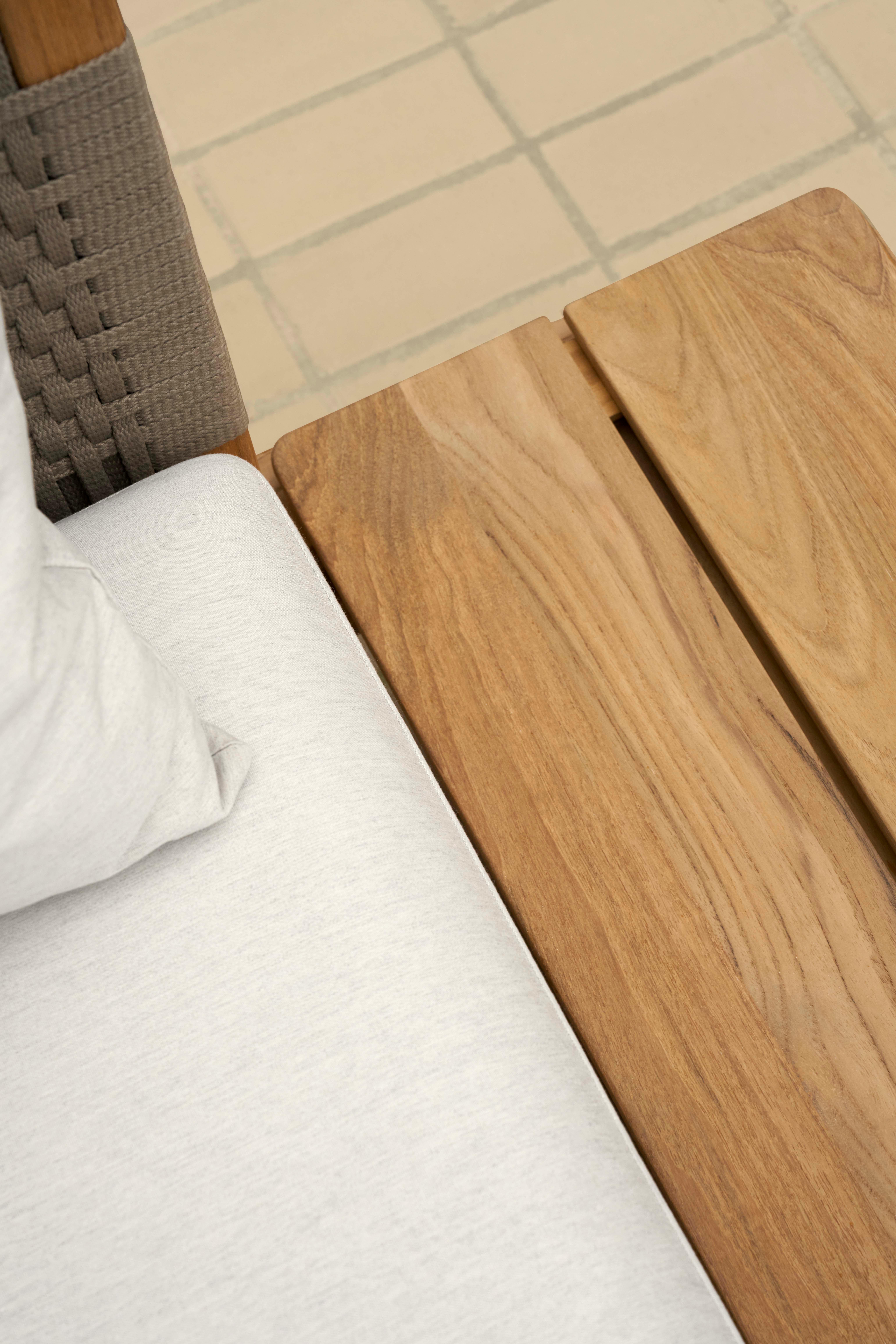 E520 Embrace Outdoor Armless Module with Table