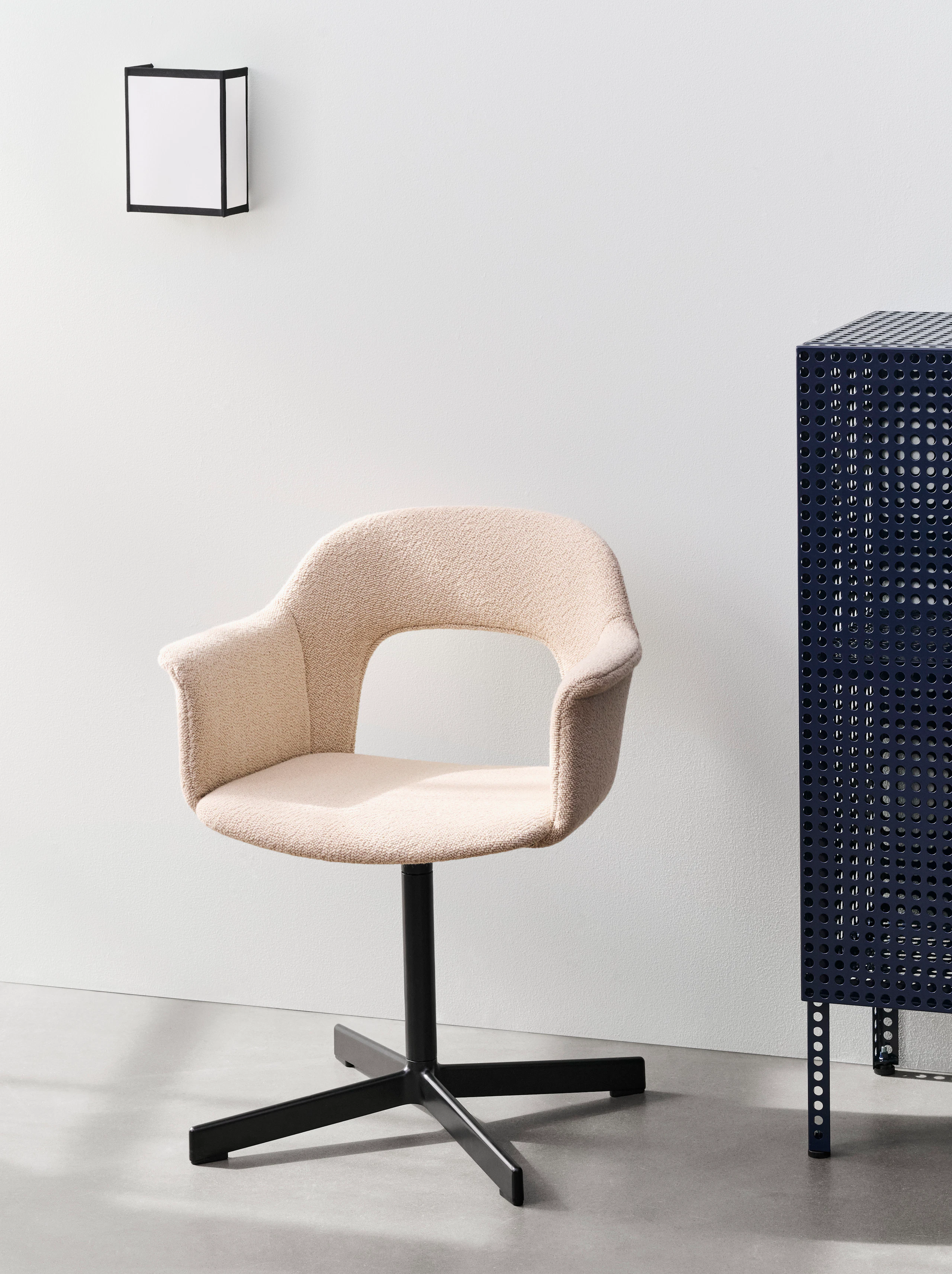 Layout Armchair 234, fully upholstered in blush fabric, with 4-star swivel base in a soft setting.