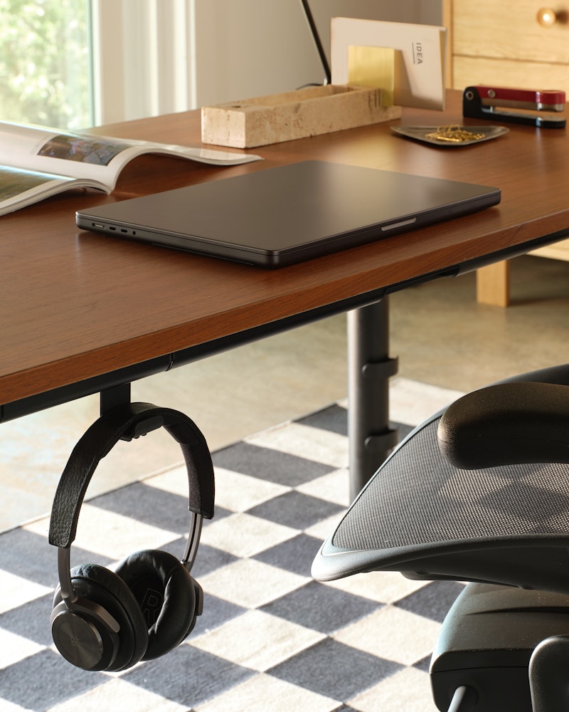 Spout Sit-to-Stand Table