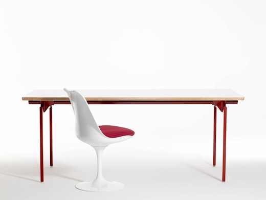 Antenna Workspaces open plan office system with Saarinen Tulip chair