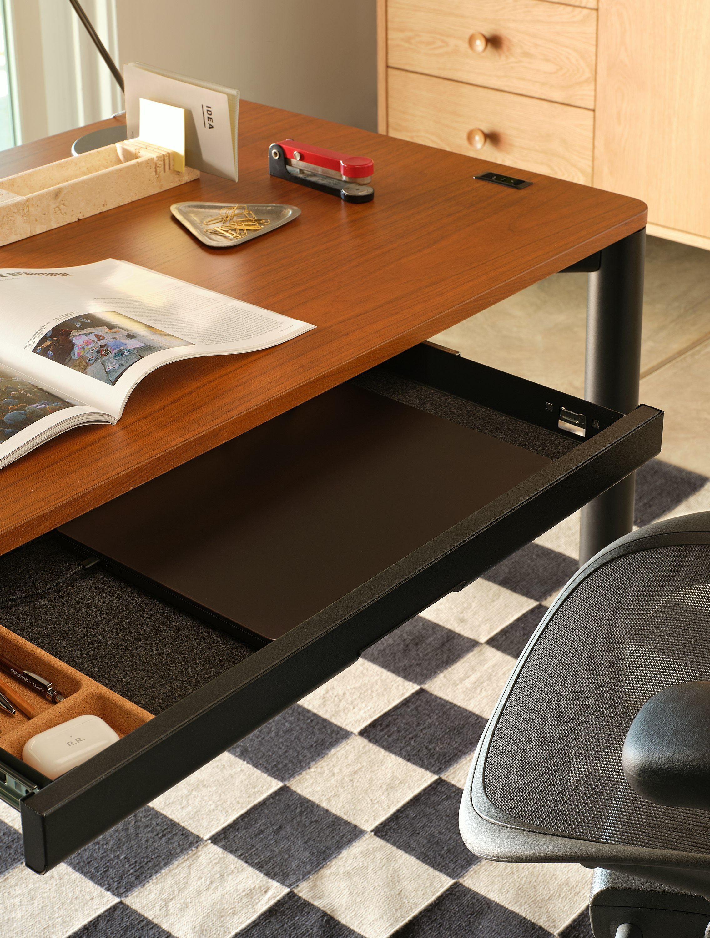 Spout Sit-to-Stand Table