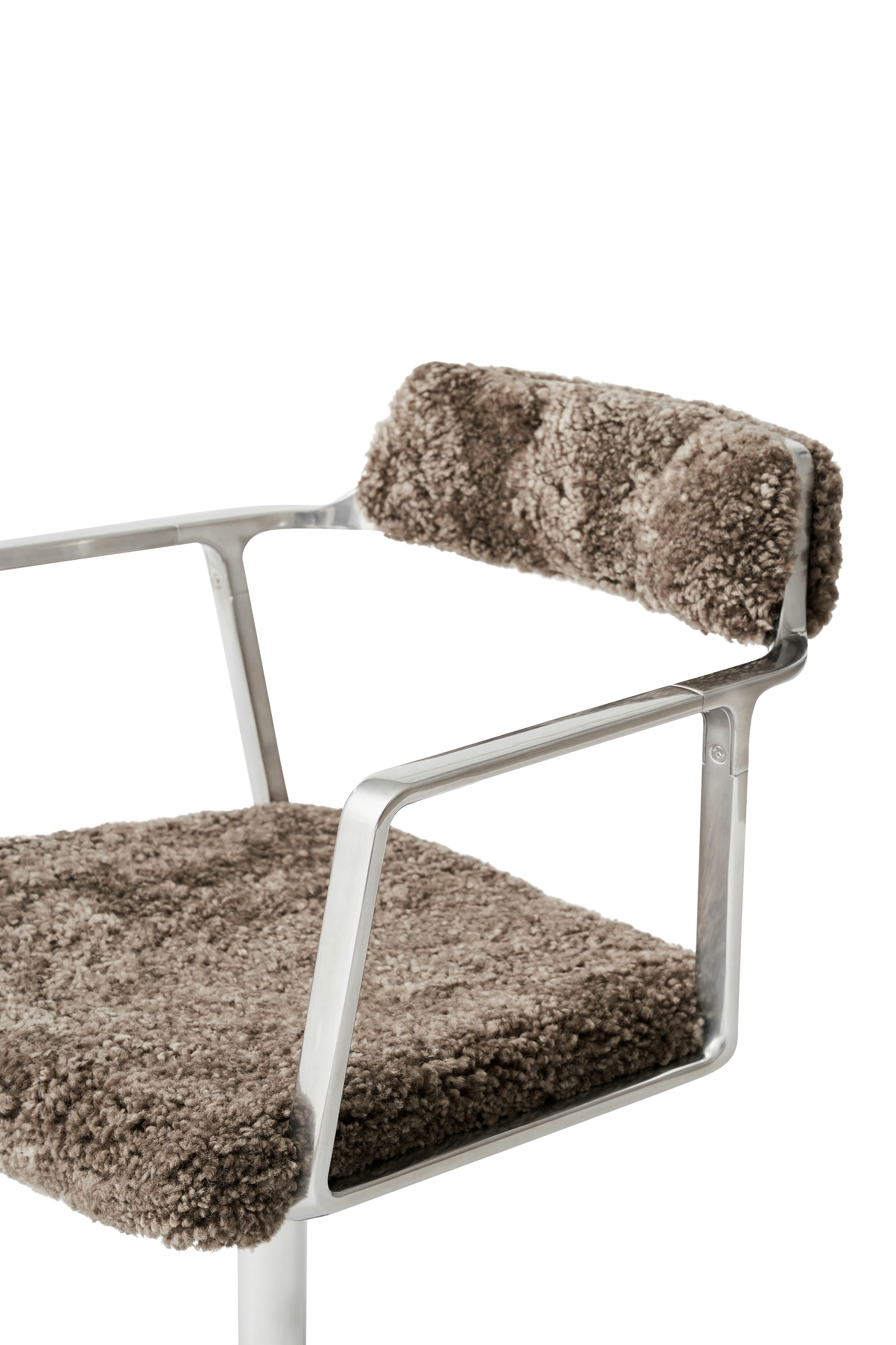 A detailed look at the Vipp452 Swivel Chair.