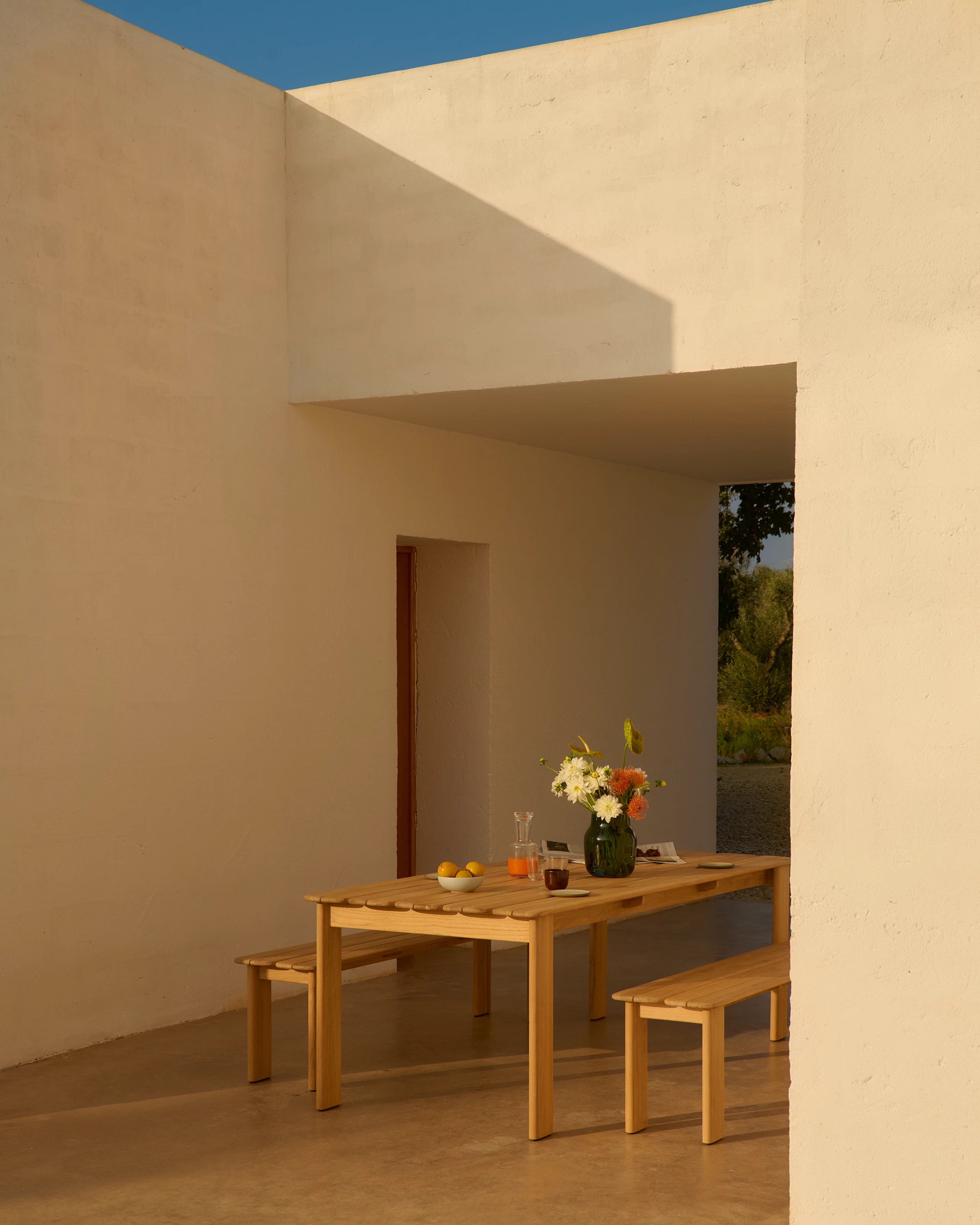 Assemble Table 220 cm in Teak - Assemble Bench 180 cm in Teak - Kink Vase in Light Green - Raise Glasses in Dark Blue