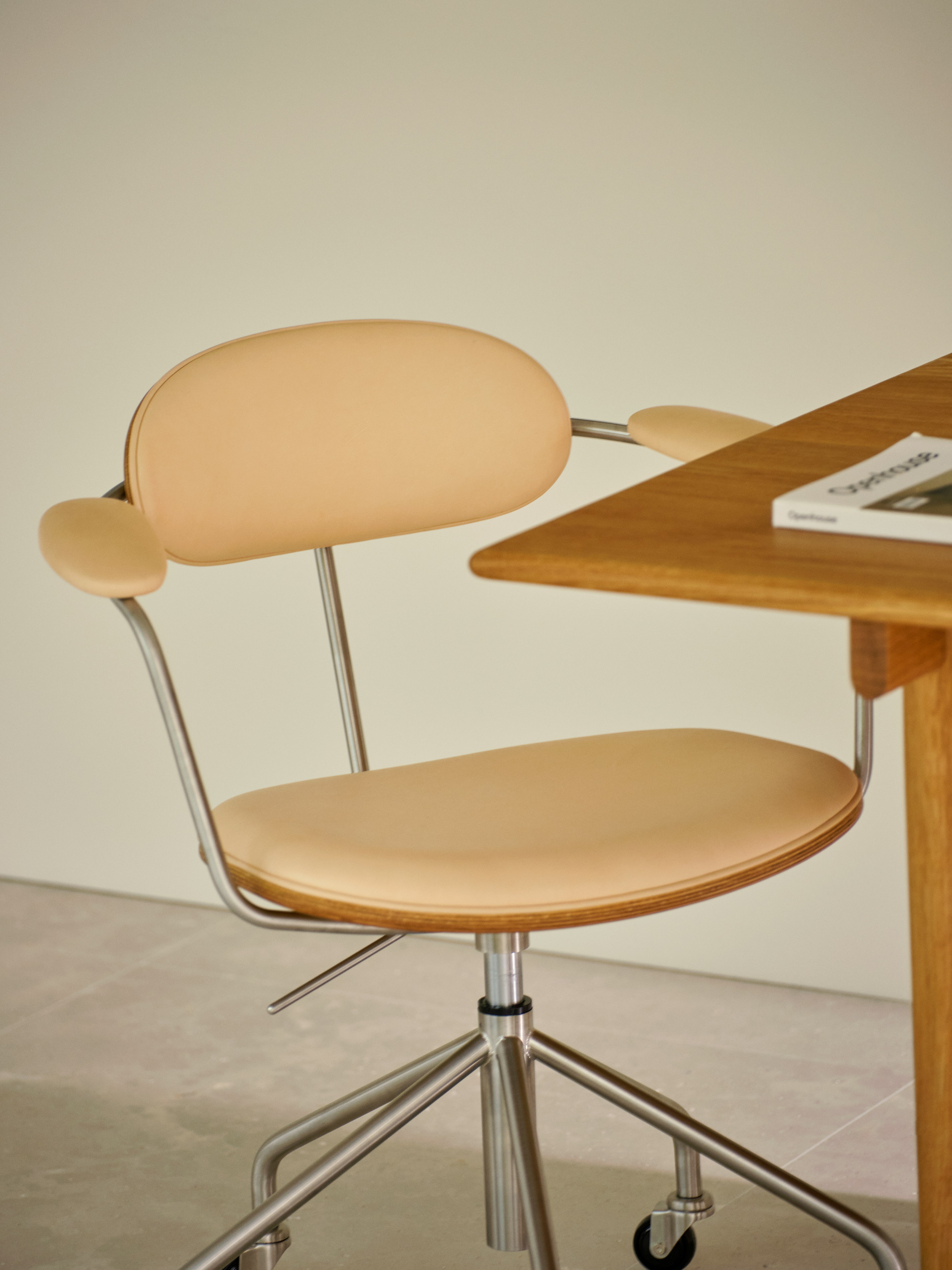 CH621 Swivel Chair