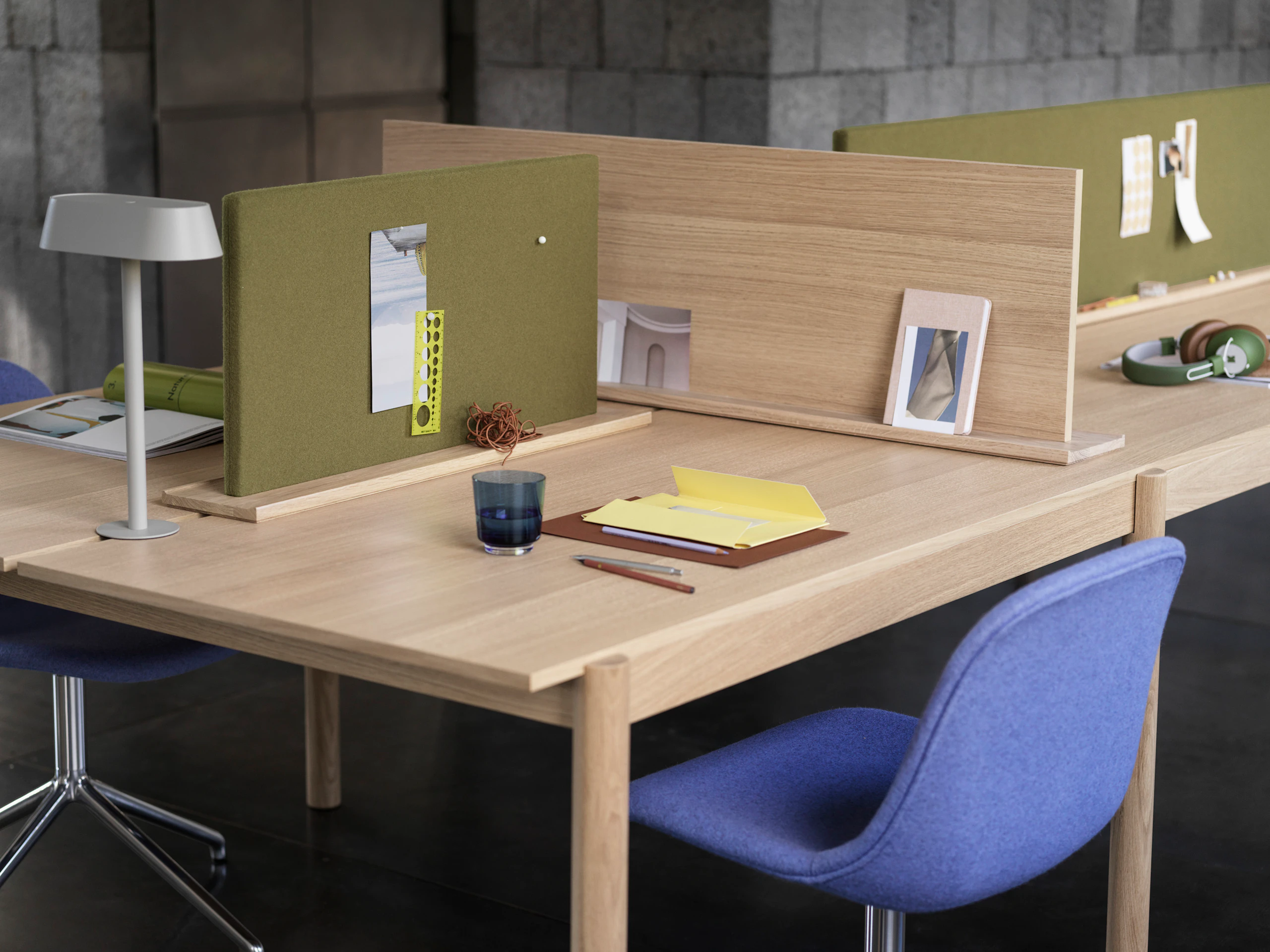 Linear System Config. 1 Oak Linear Screen Oak Hero 981 Fiber Side Swivel Base Alu Divina Melange 647