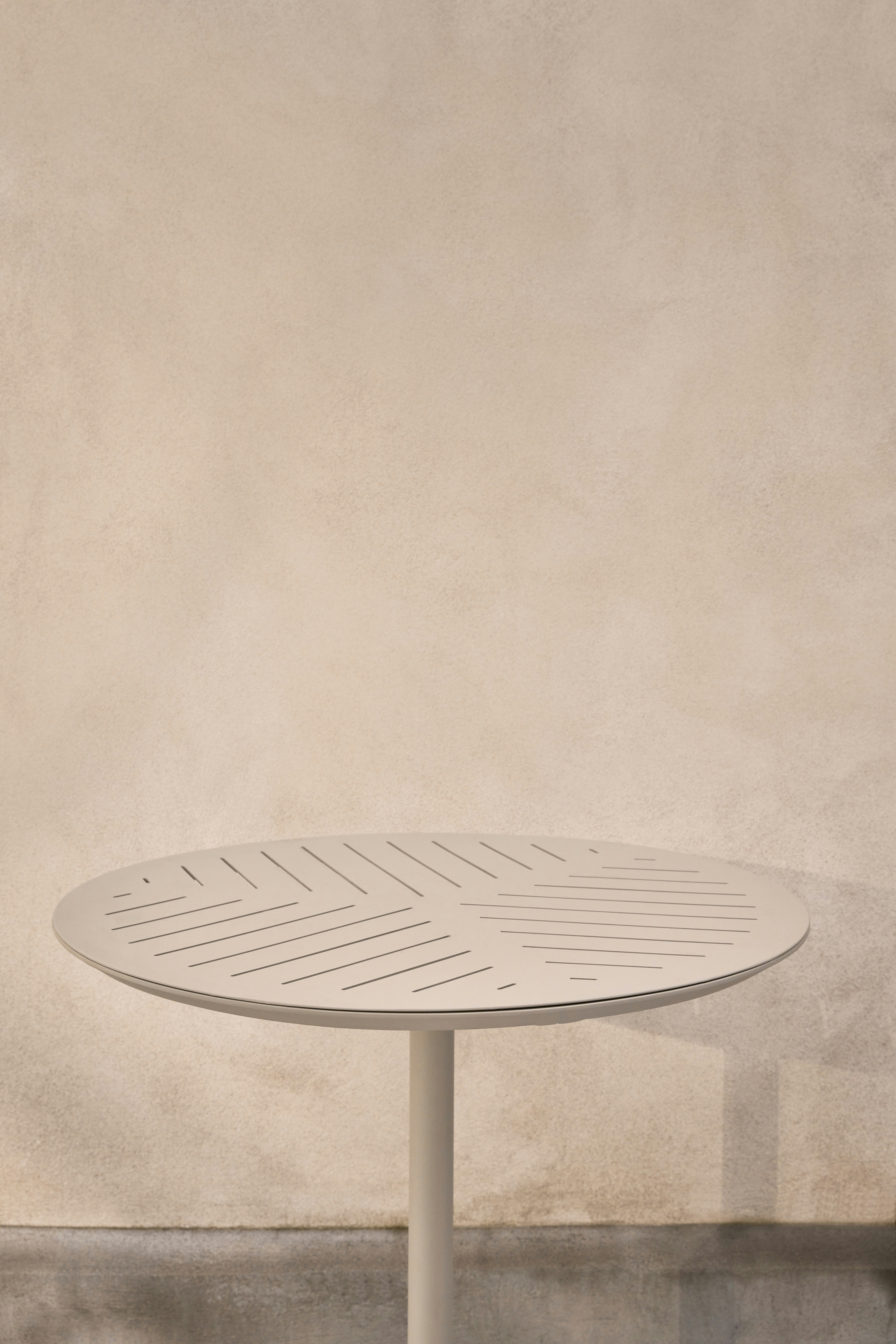 Vipp717 Open-Air Caf&eacute; Table