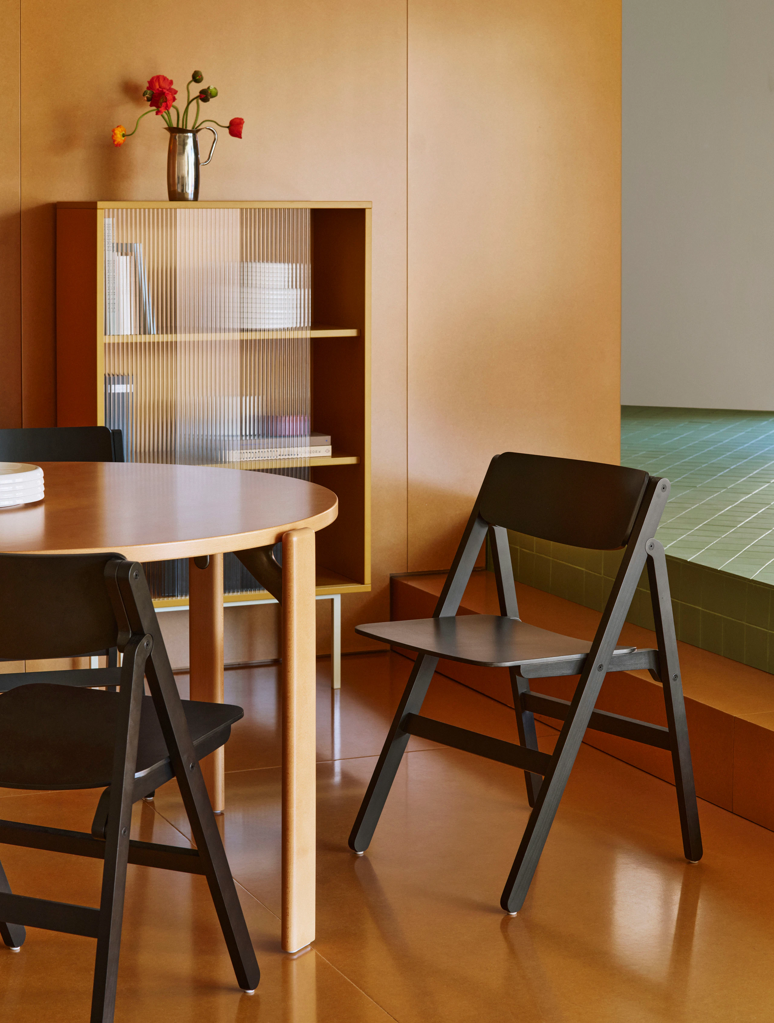 Two Backflip folding chair with Rey Table