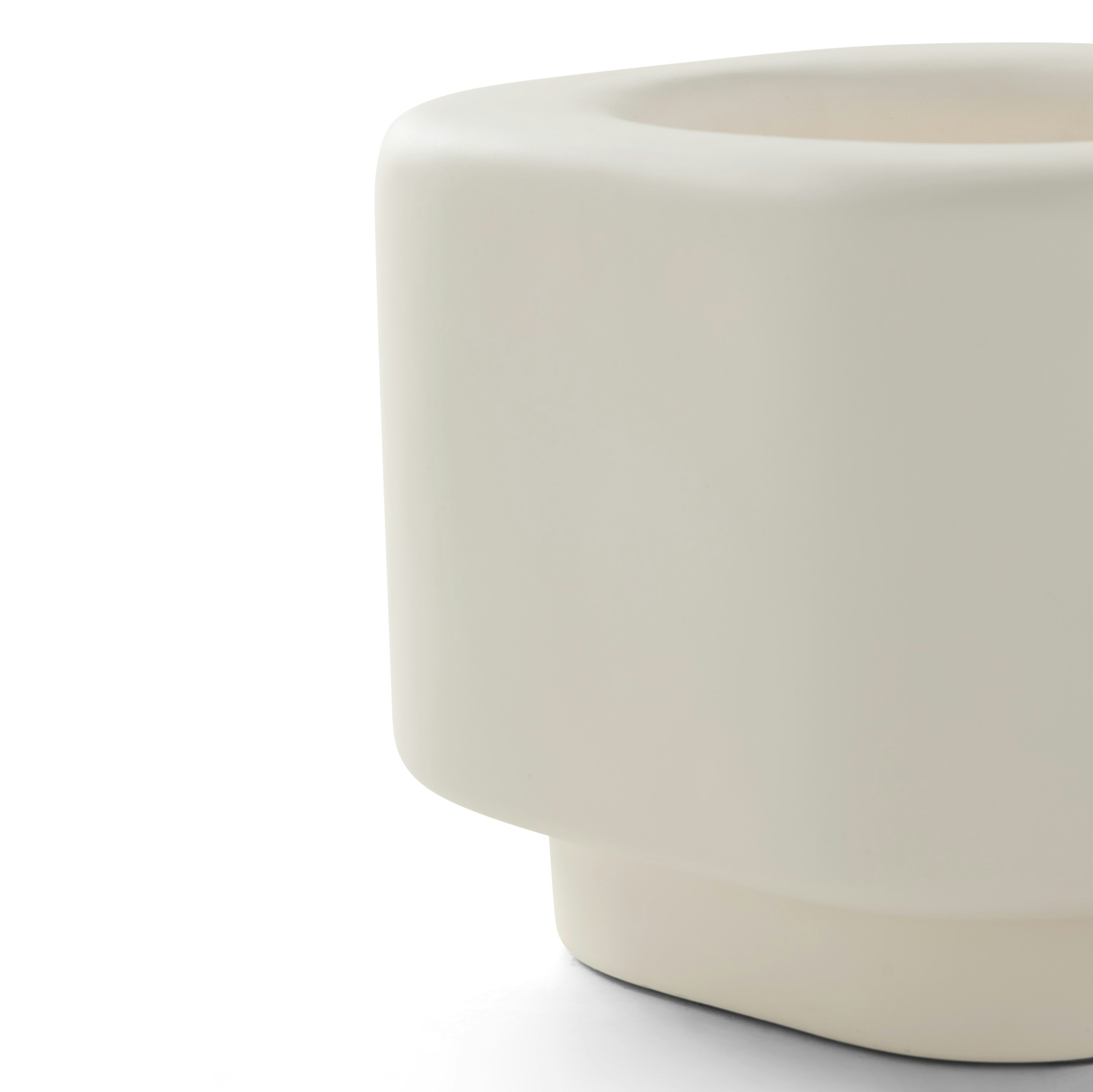 A detailed look at a Khouie Planter in white.