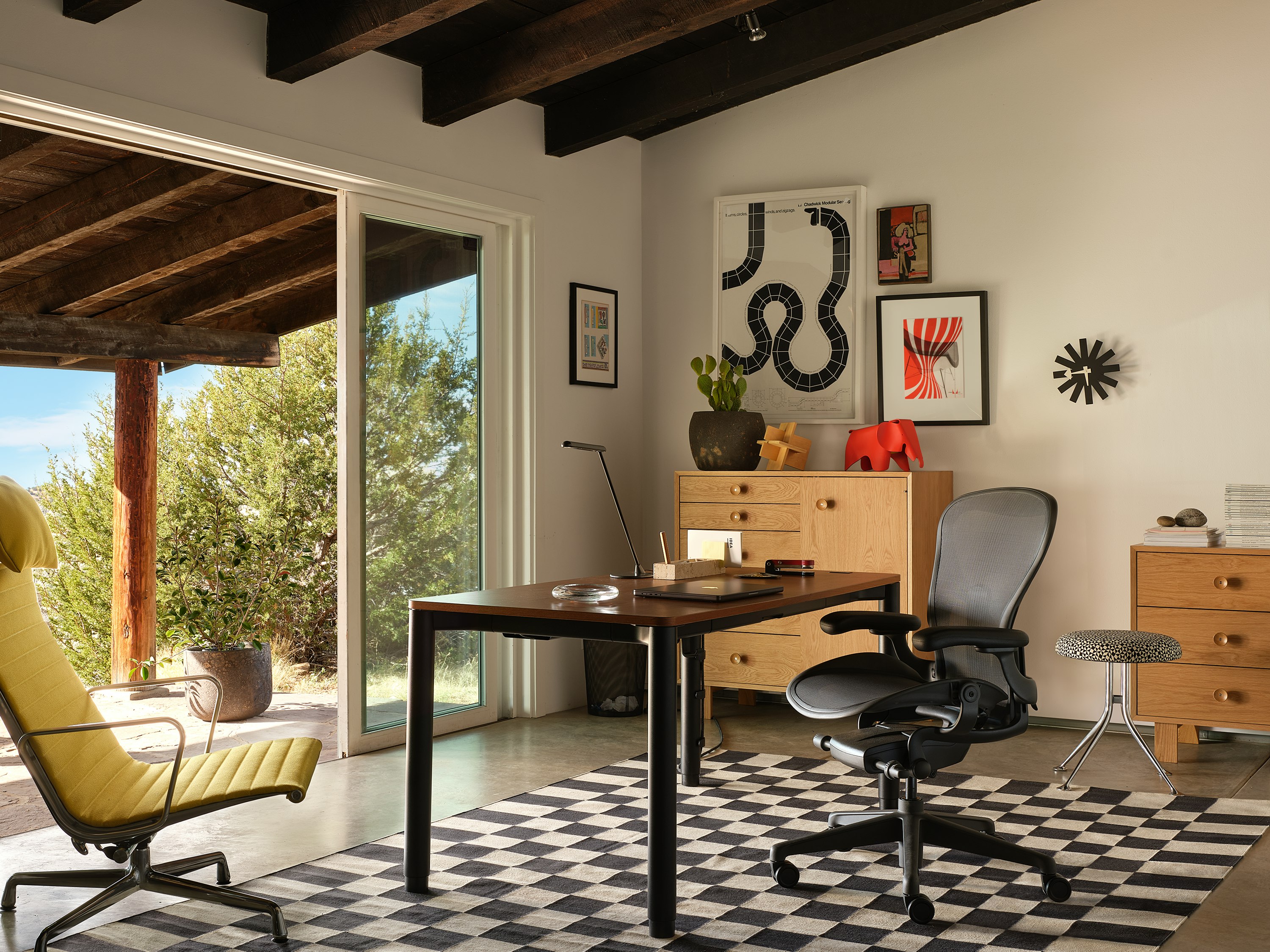 Spout Sit-to-Stand Table with Aeron Chair