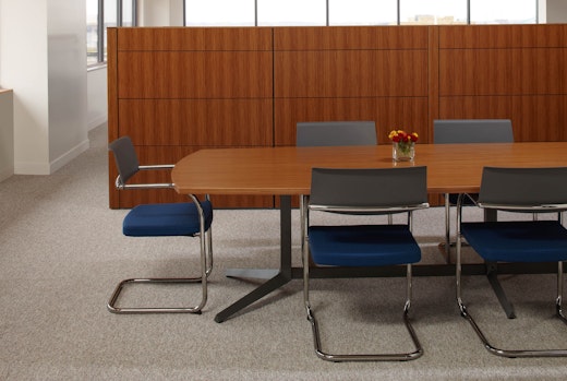 Dividends Skyline veneer conference table with Moment chairs