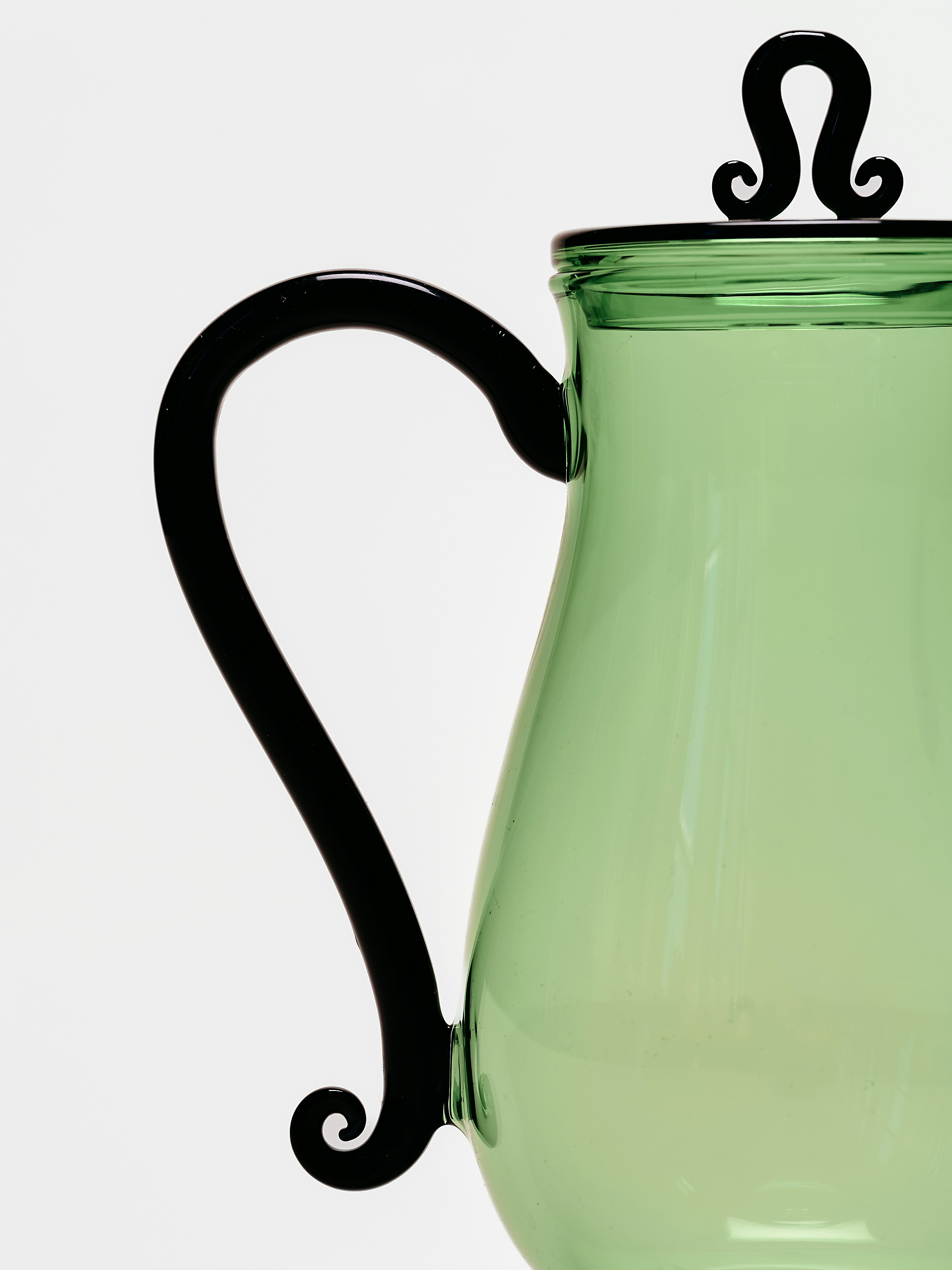 A detailed look at Bell Pot in Green Black.